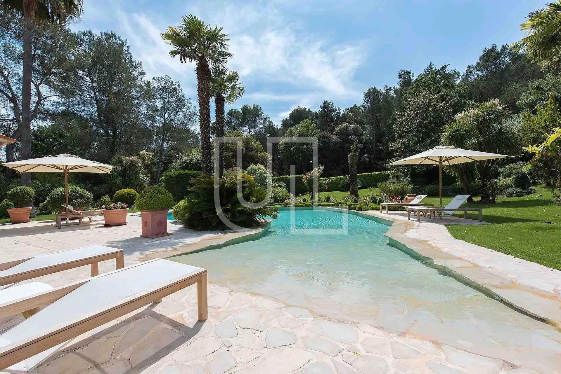 Talo sisään Mougins, Provence-Alpes-Côte d'Azur 10485906