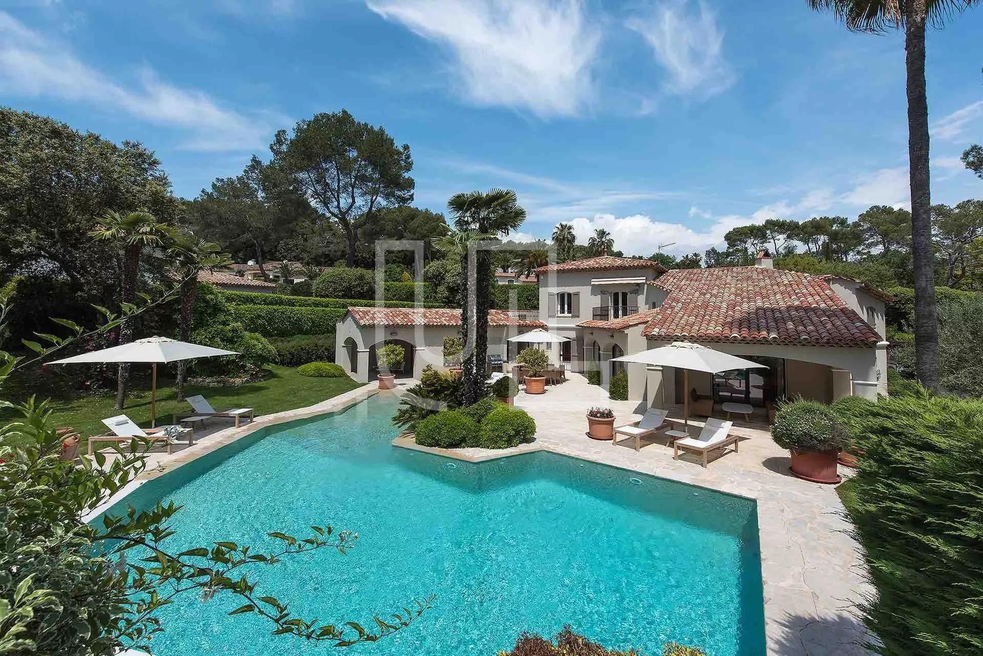 Talo sisään Mougins, Provence-Alpes-Côte d'Azur 10485906