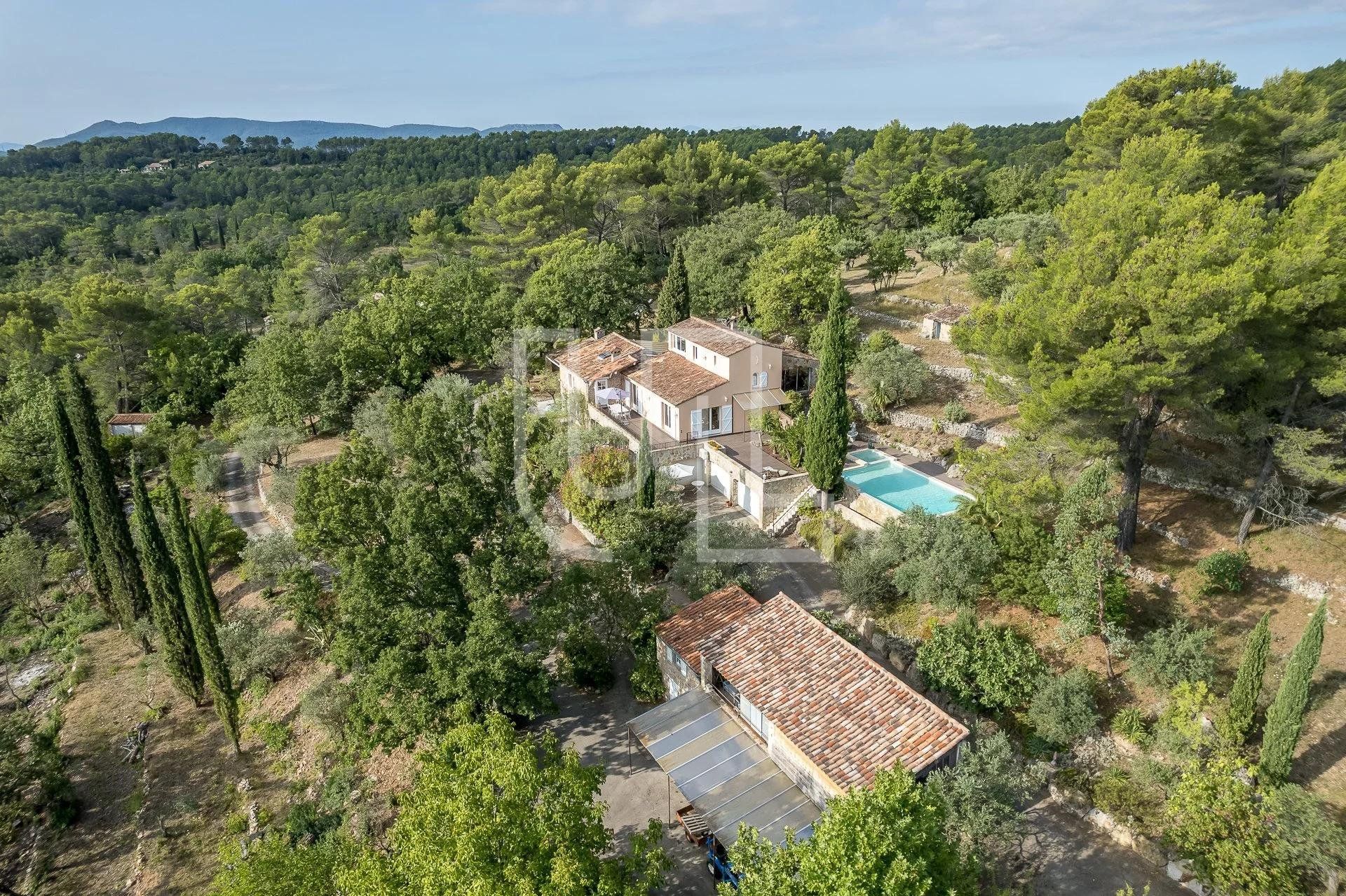 بيت في Seillans, Provence-Alpes-Côte d'Azur 10485982