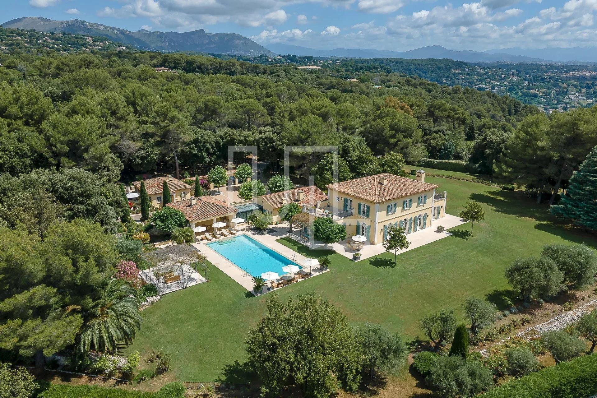 بيت في La Colle-sur-Loup, Provence-Alpes-Cote d'Azur 10485995