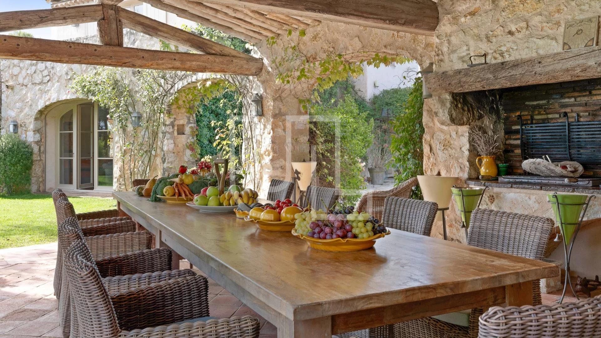 жилой дом в Saint-Paul-de-Vence, Provence-Alpes-Côte d'Azur 10486011