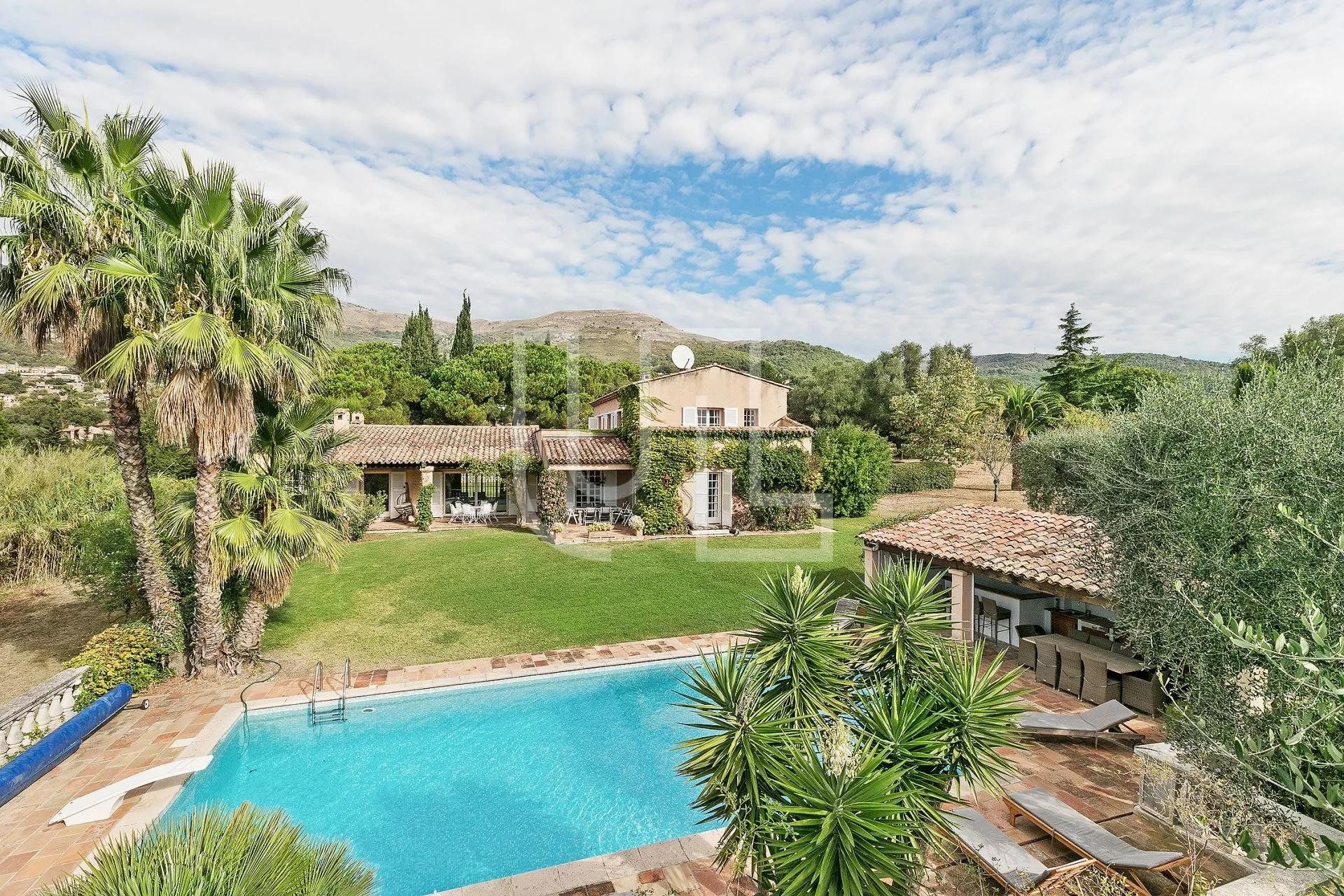 casa en Tourrettes-sur-Loup, Provence-Alpes-Côte d'Azur 10486027