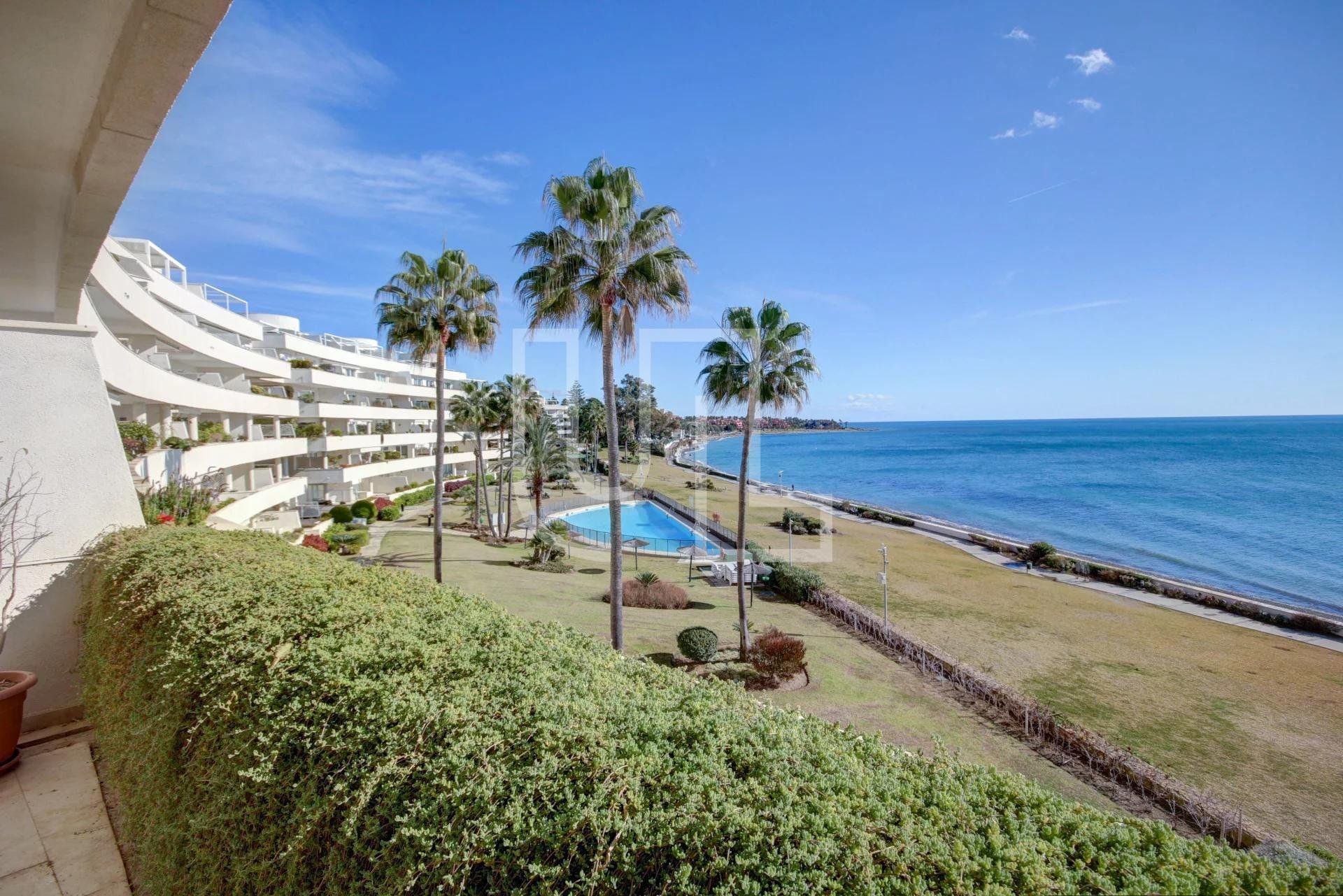 Condominium dans Estepona, Andalousie 10486198