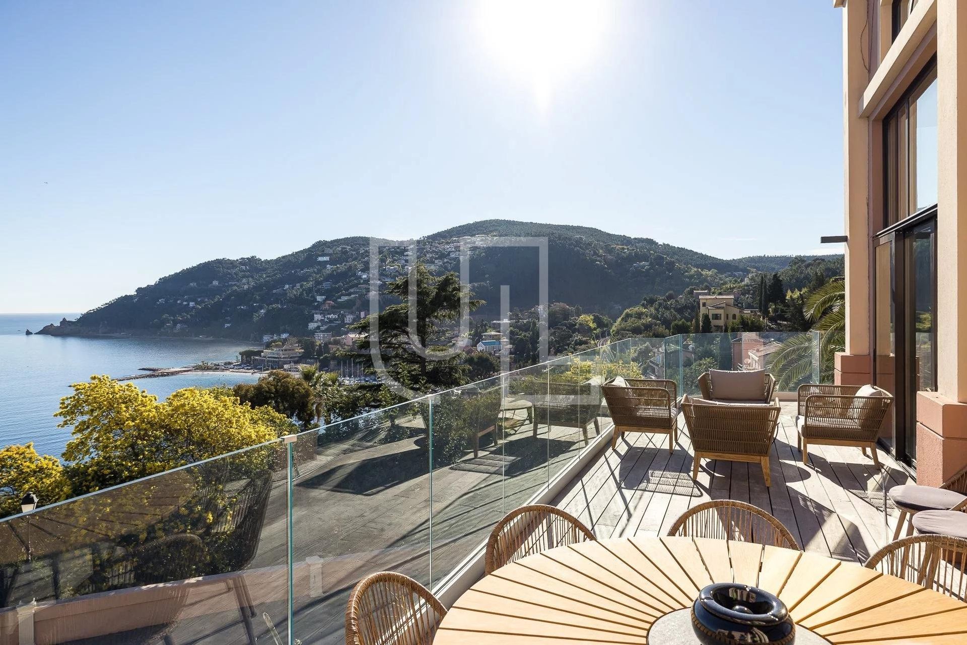 Condominio nel Théoule-sur-Mer, Provence-Alpes-Côte d'Azur 10486264