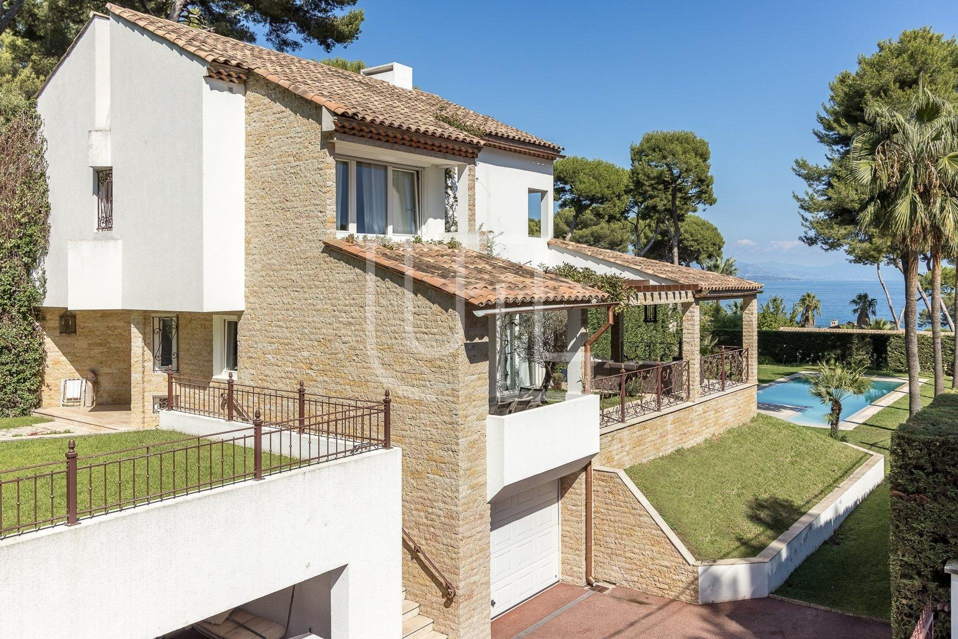 House in Juan-les-Pins, Provence-Alpes-Cote d'Azur 10486388