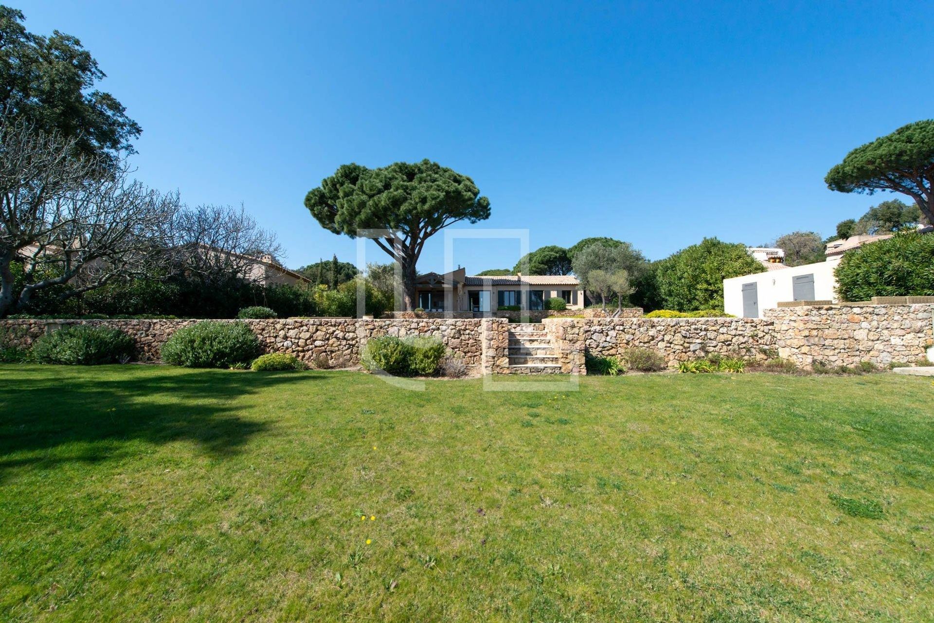 Кондоминиум в Grimaud, Provence-Alpes-Cote d'Azur 10486399