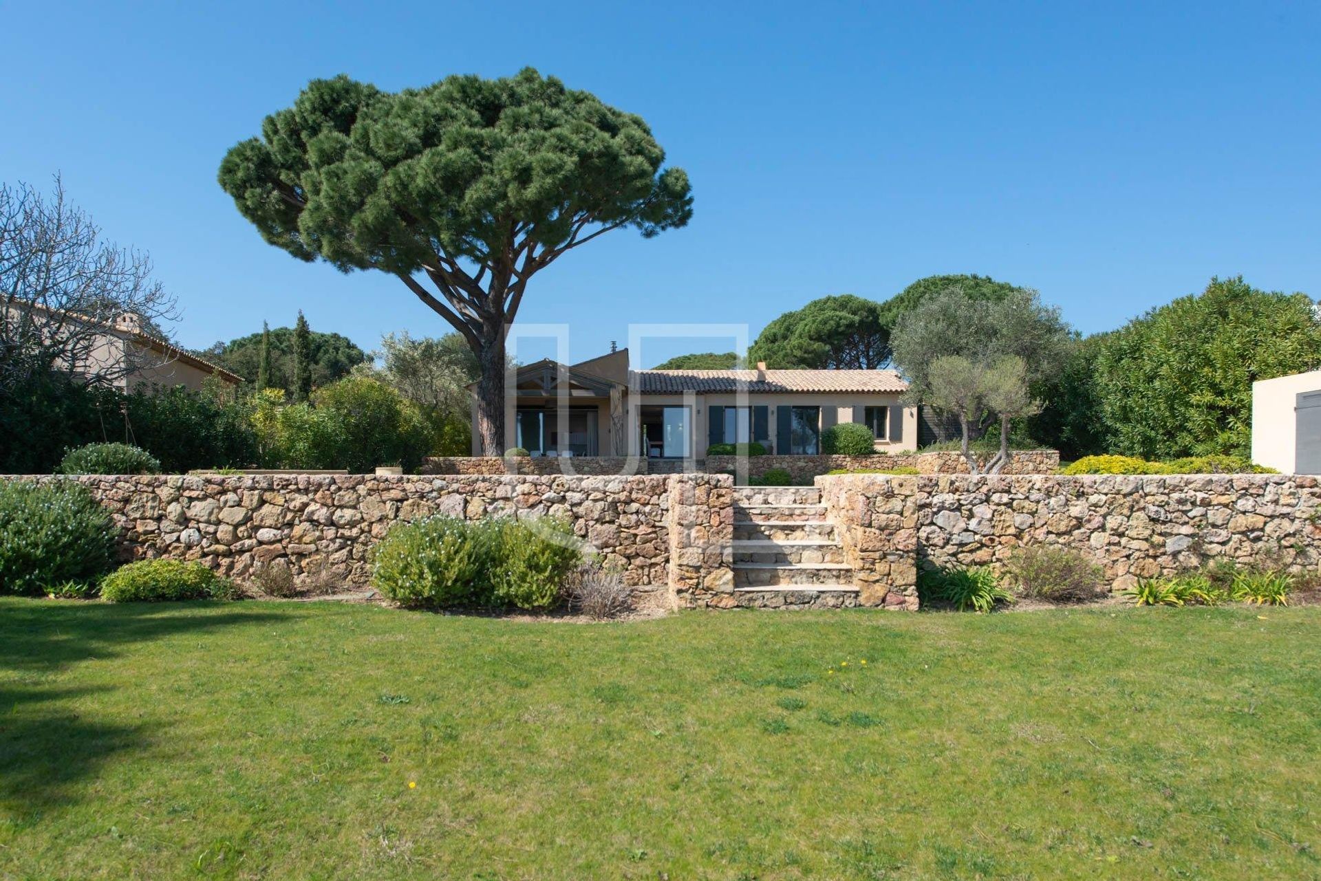 Osakehuoneisto sisään Grimaud, Provence-Alpes-Cote d'Azur 10486399