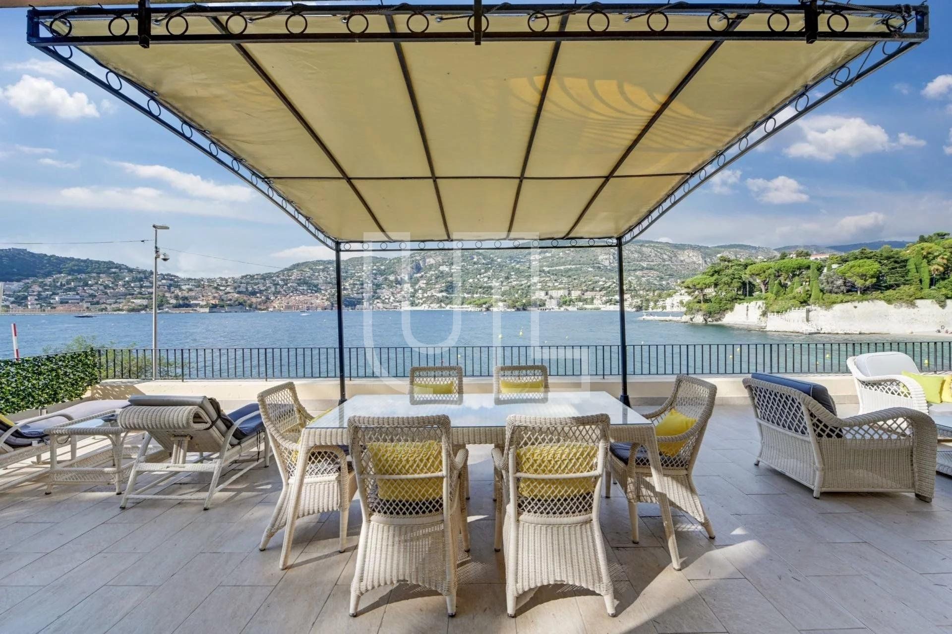 Condominium dans Saint-Jean-Cap-Ferrat, Provence-Alpes-Côte d'Azur 10486400