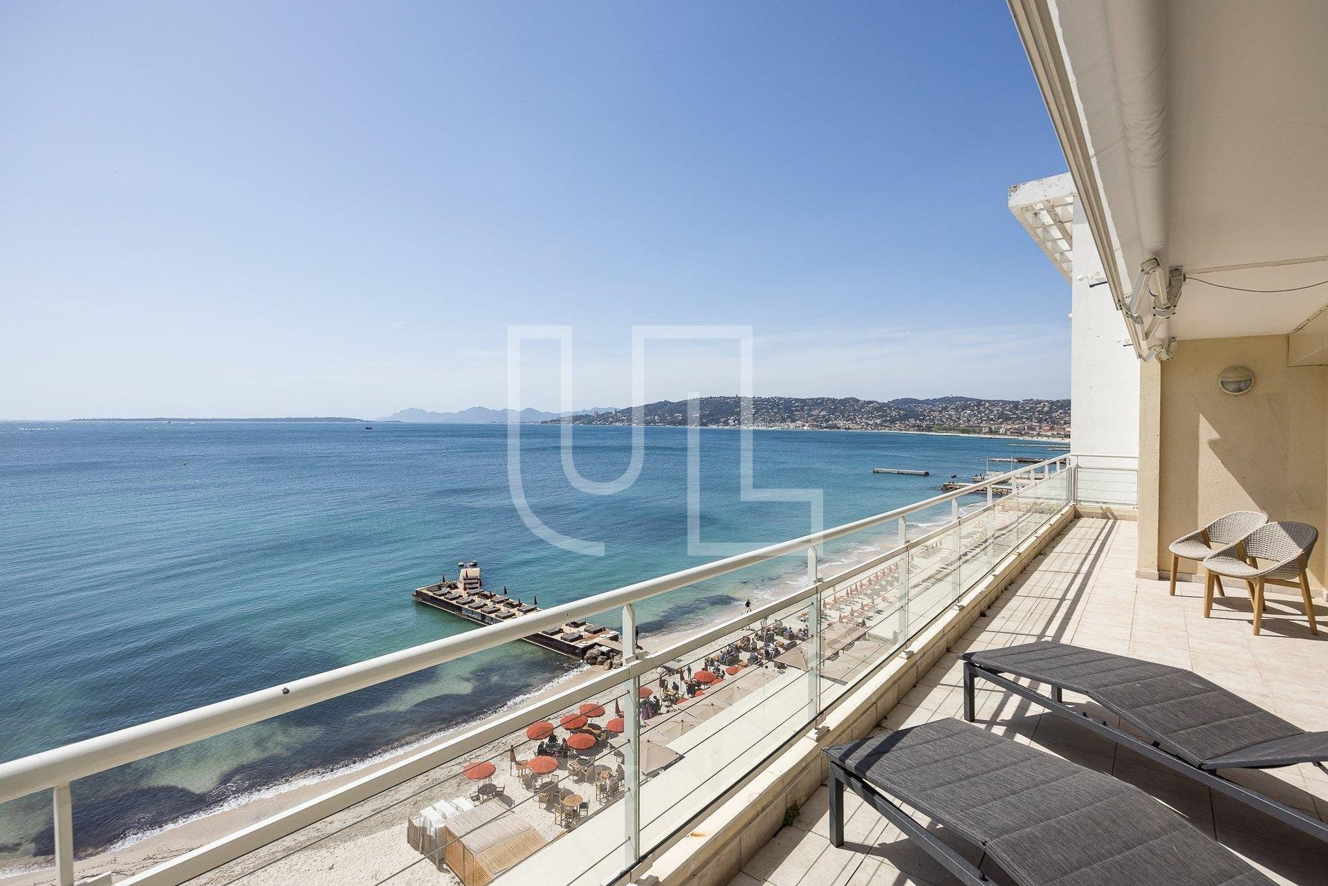 Condominium in Juan-les-Pins, Provence-Alpes-Cote d'Azur 10486476