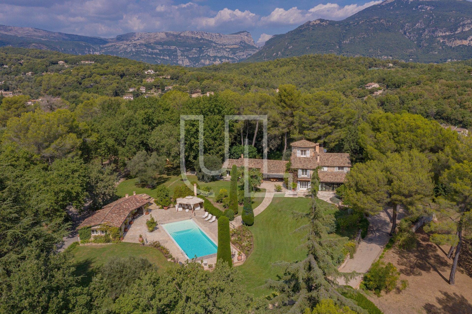 casa en Roquefort-les-Pins, Provence-Alpes-Côte d'Azur 10486549