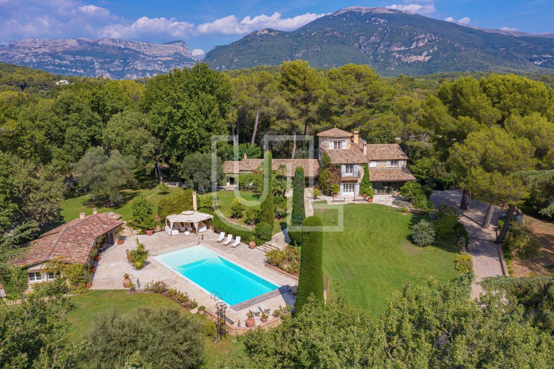 بيت في Le Chateau, Provence-Alpes-Cote d'Azur 10486549