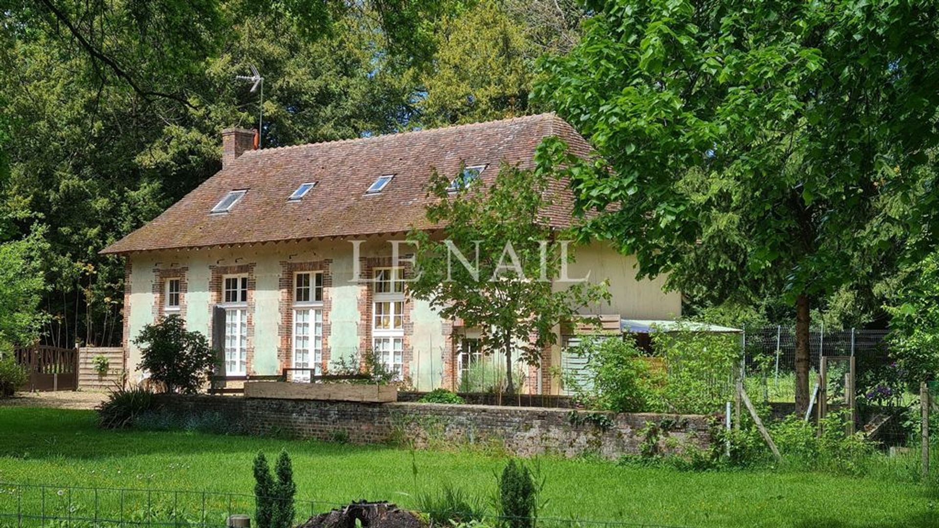 House in Azé, Centre-Val de Loire 10695970