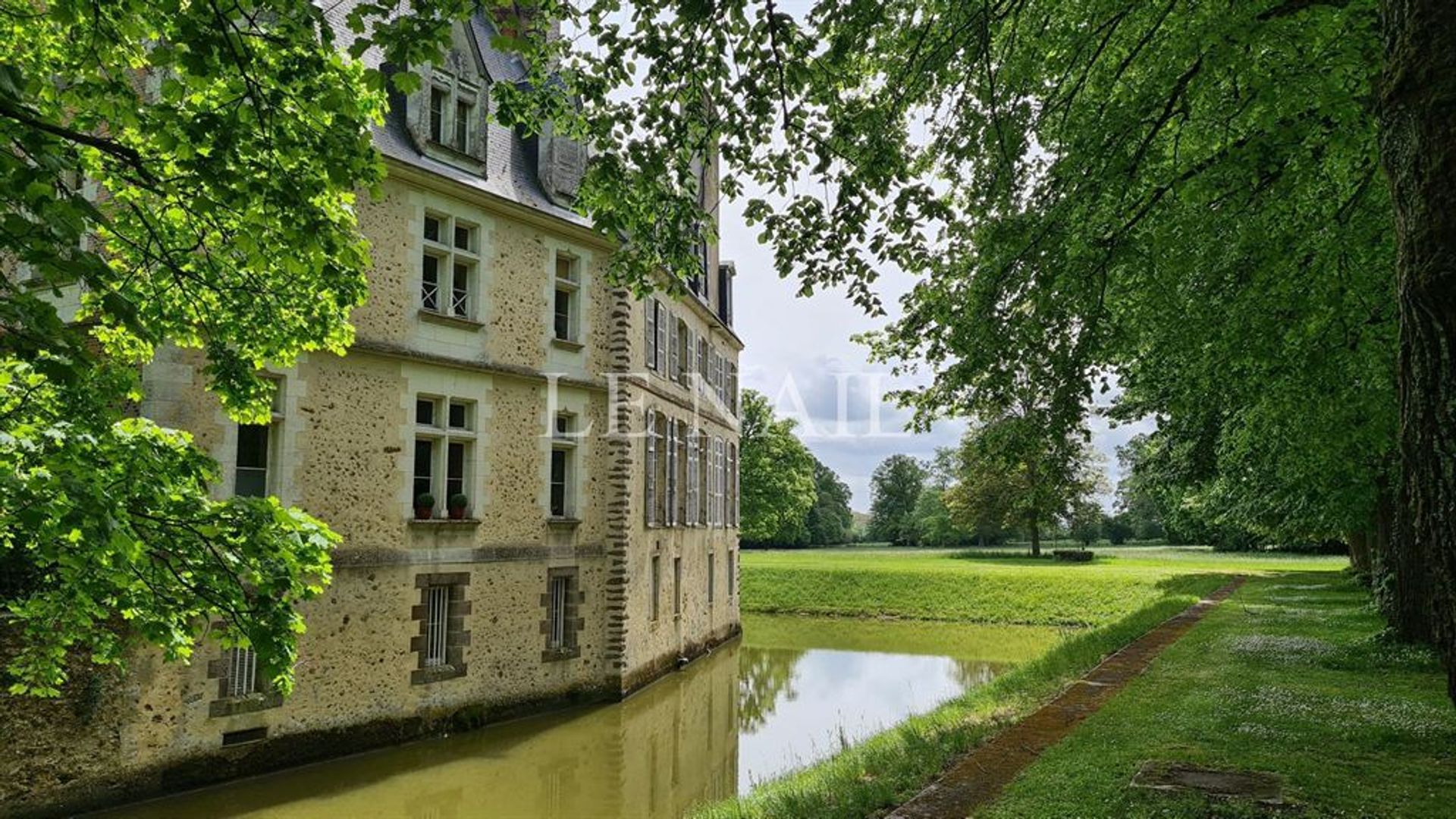 House in Azé, Centre-Val de Loire 10695970