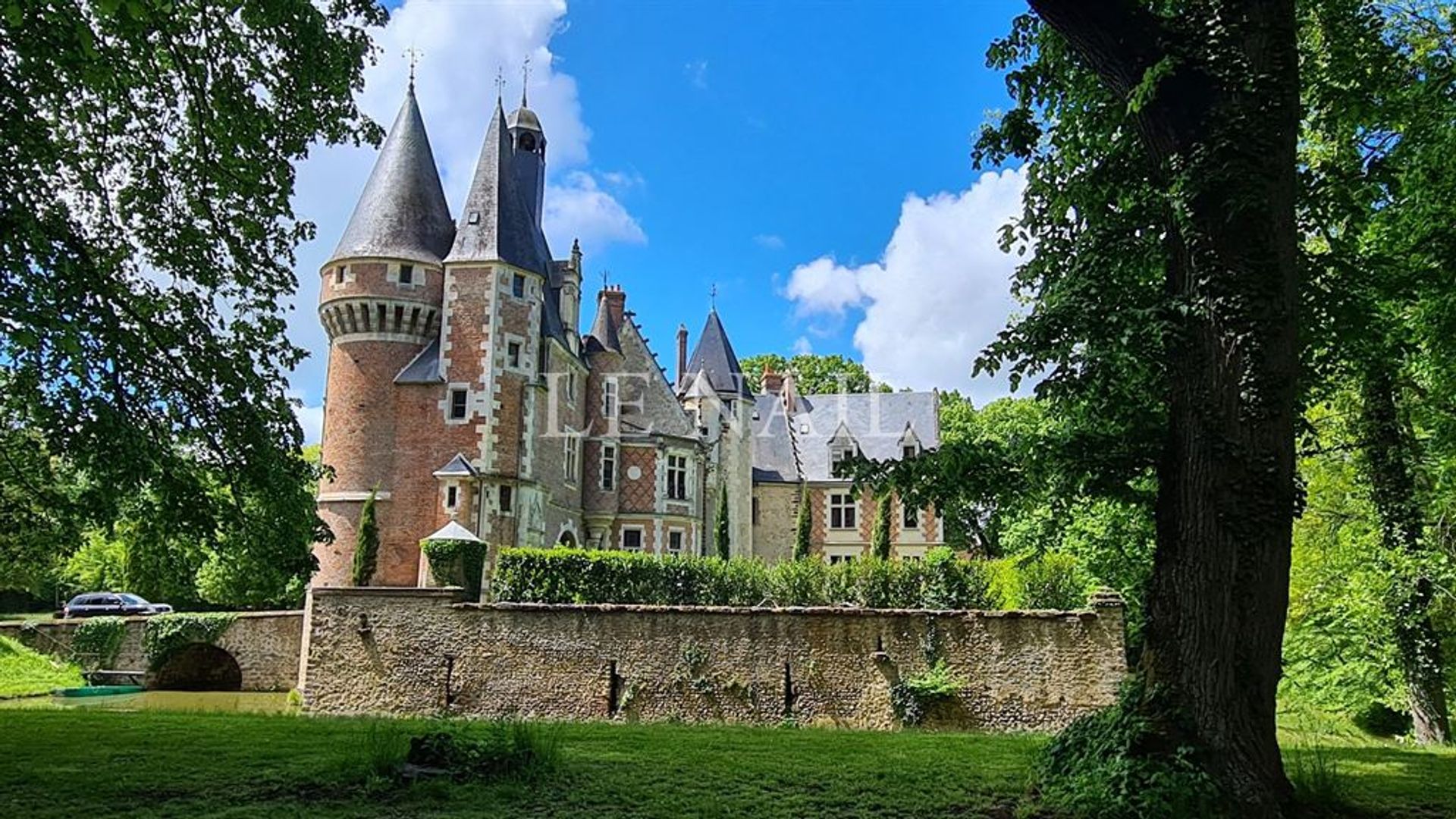 House in Azé, Centre-Val de Loire 10695970