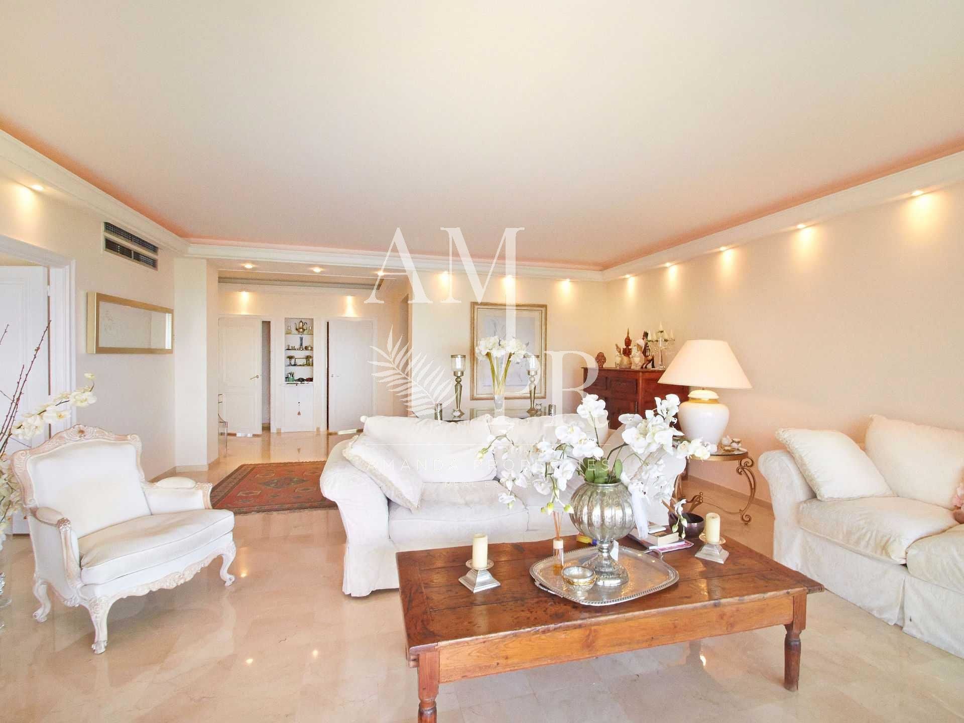 Condominium in Cannes, Provence-Alpes-Côte d'Azur 10701311