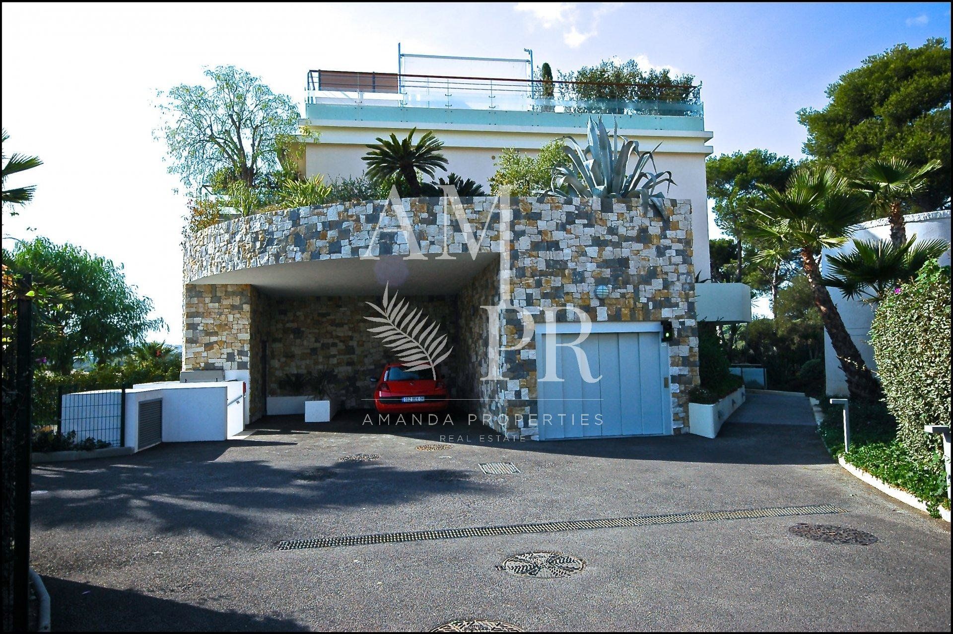 Condominium in Antibes, Provence-Alpes-Côte d'Azur 10701323