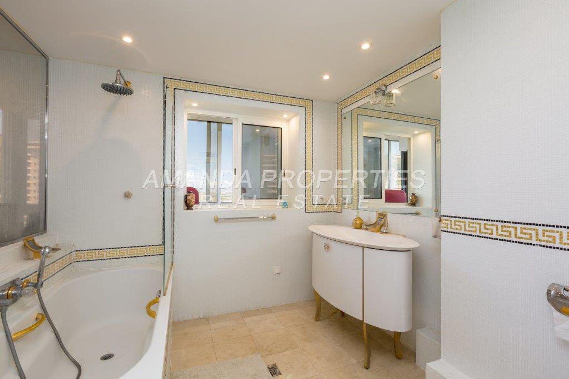 Condominium in Cannes, Provence-Alpes-Côte d'Azur 10701605