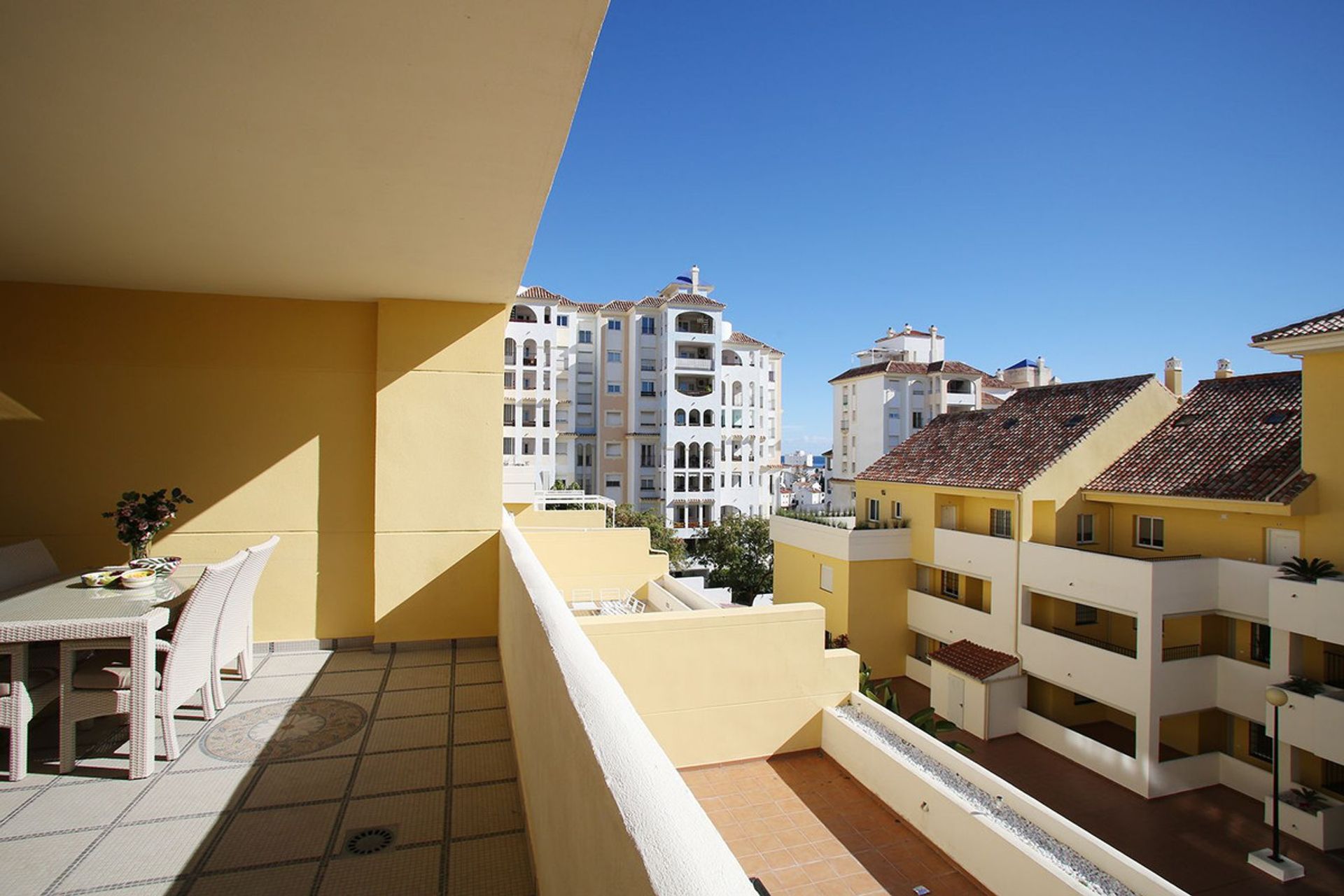 Condominium dans Estepona, Andalousie 10713536