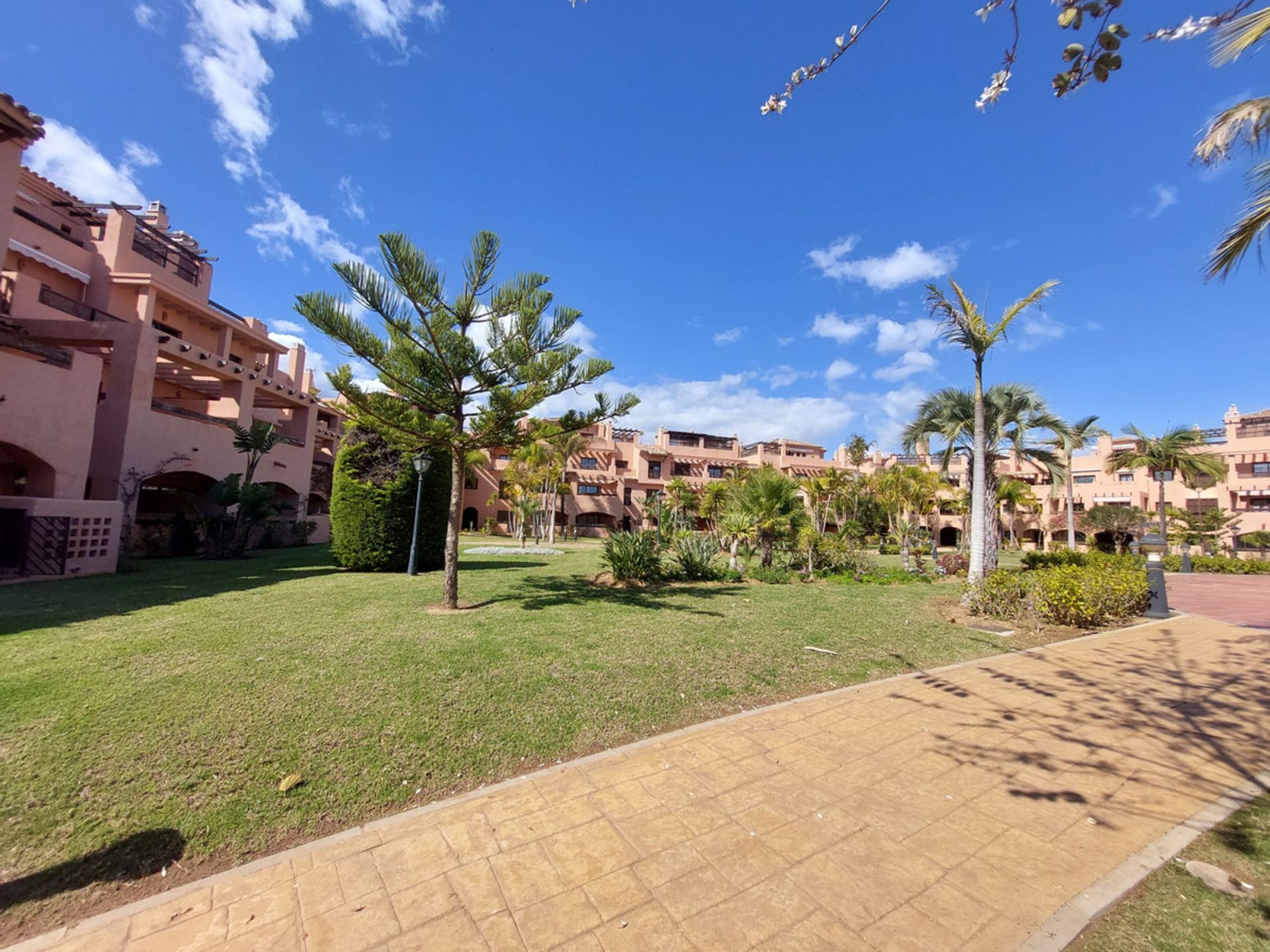 Condominium in San Pedro de Alcántara, Andalusië 10714833