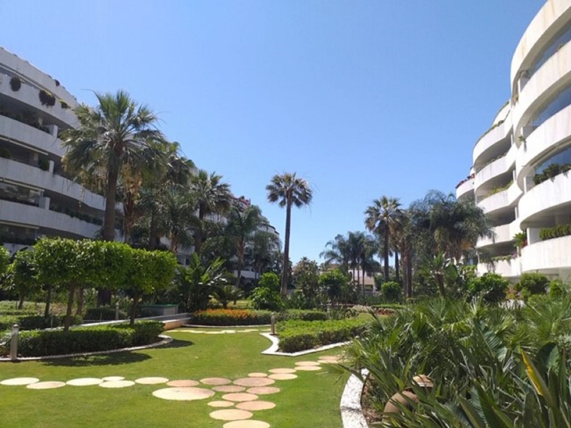 Condominium in Marbella, Andalucía 10715863