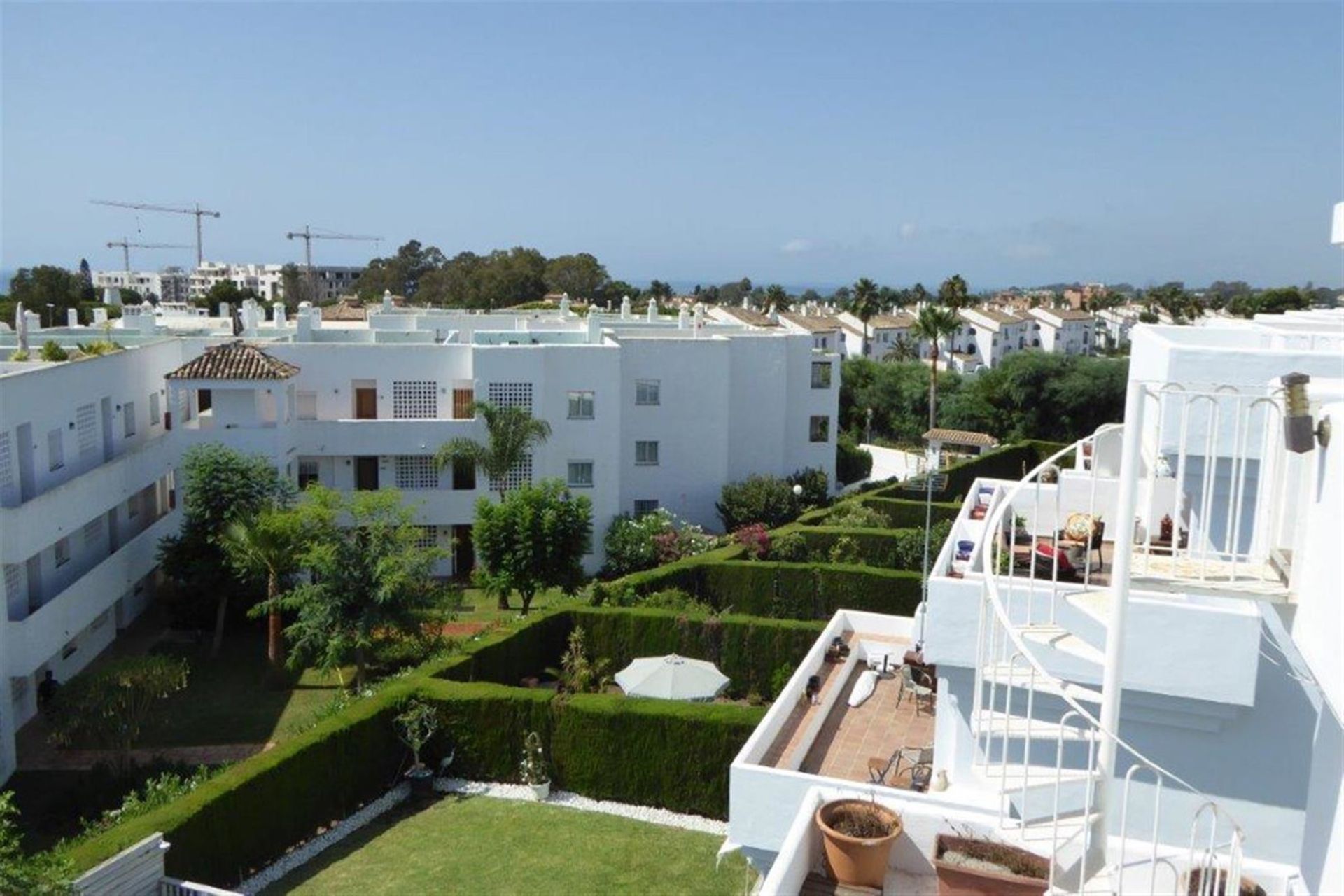 Condominium in San Pedro de Alcántara, Andalusië 10716264