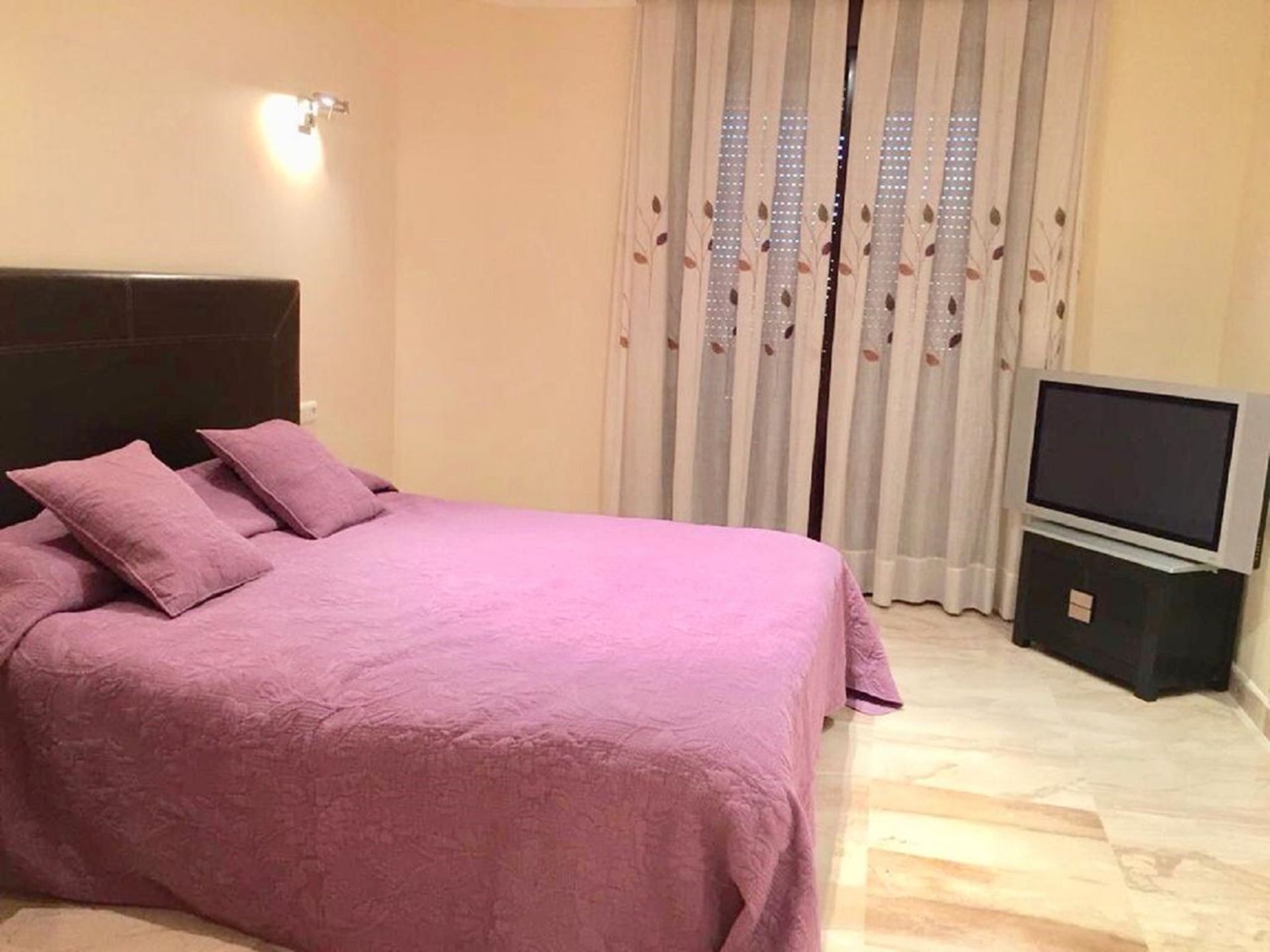 Condominium dans Estepona, Andalucía 10716434