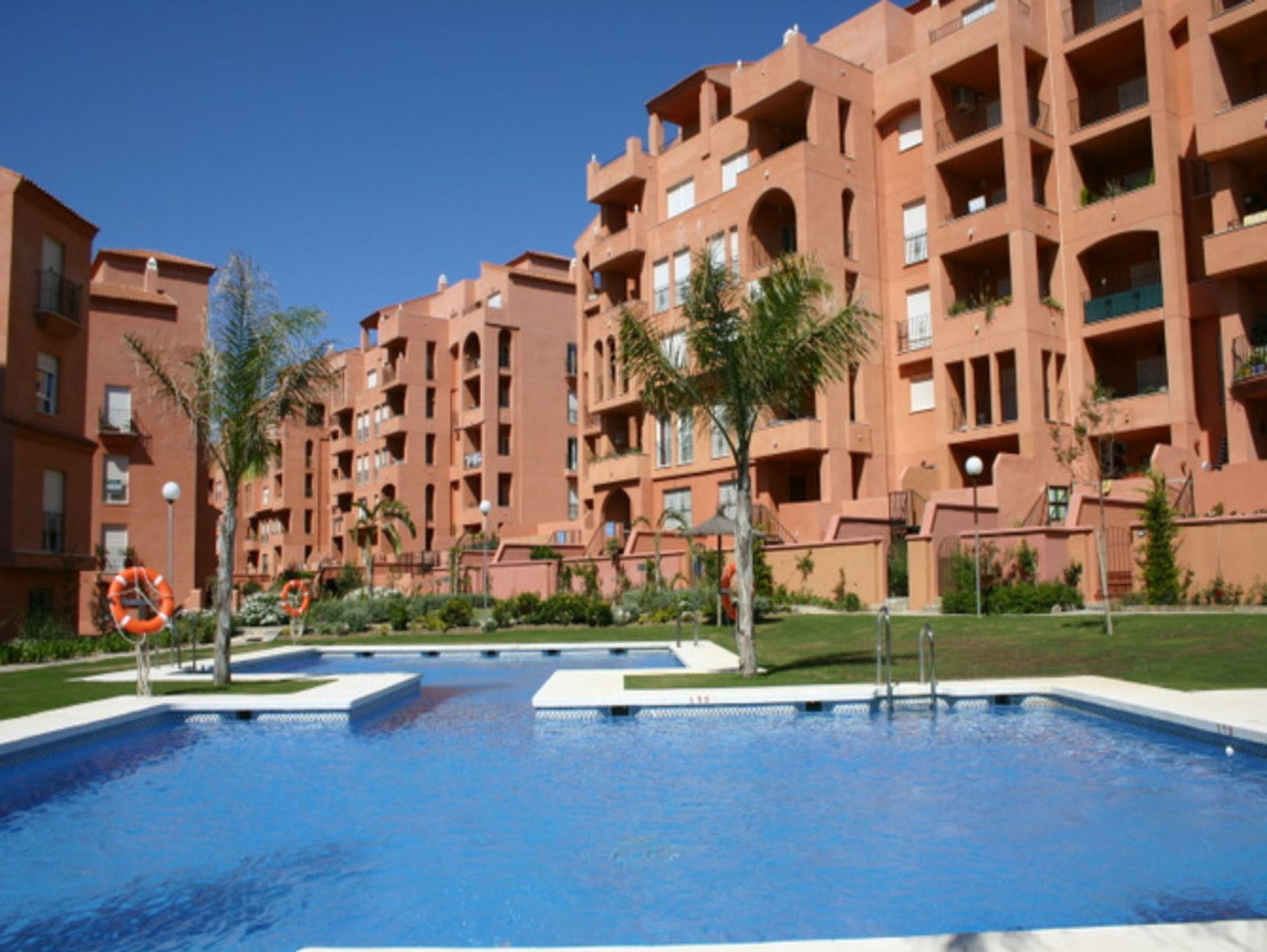 Condominium in La Duquesa, Andalucía 10716515