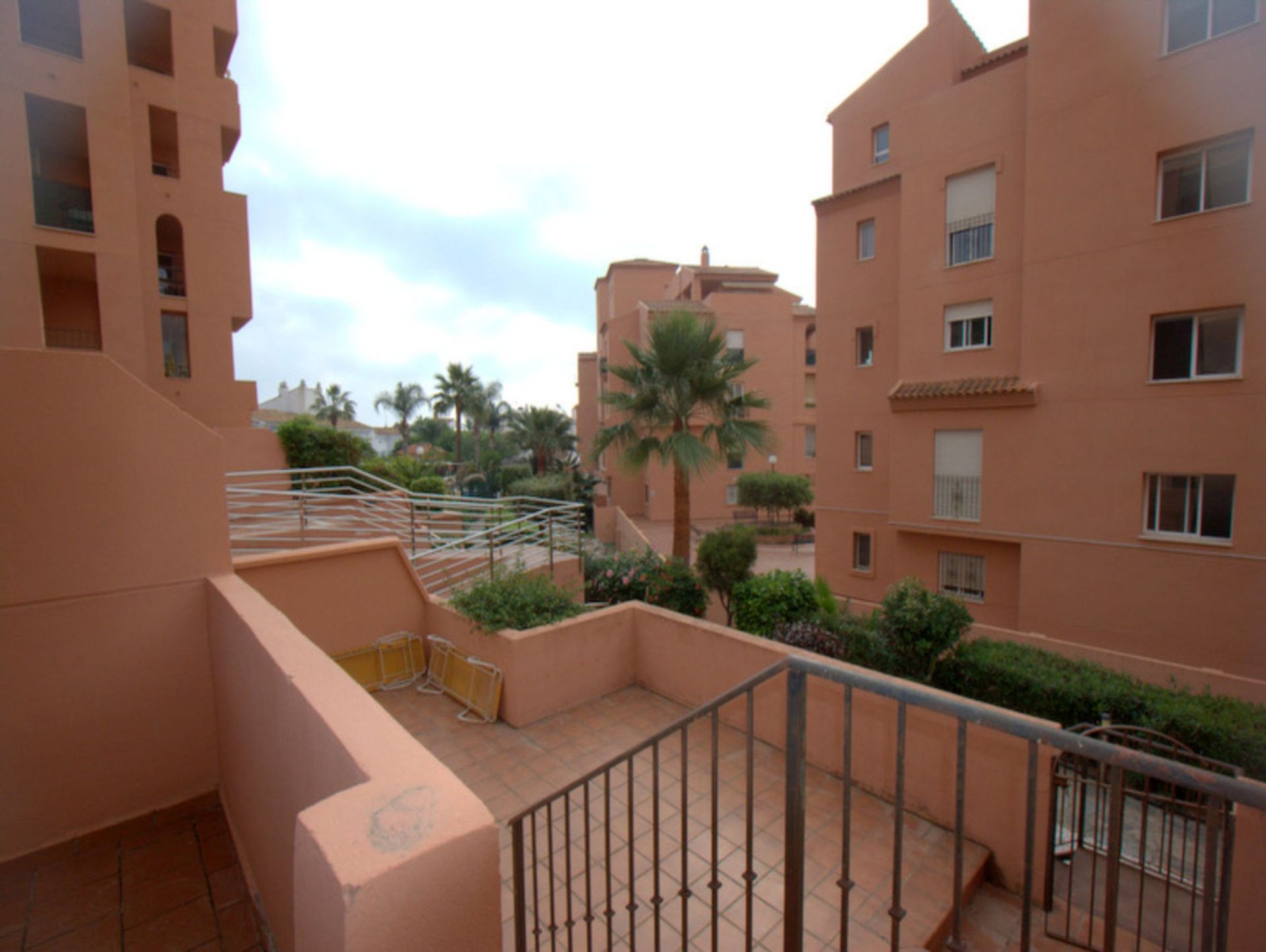 Condominium in La Duquesa, Andalucía 10716515