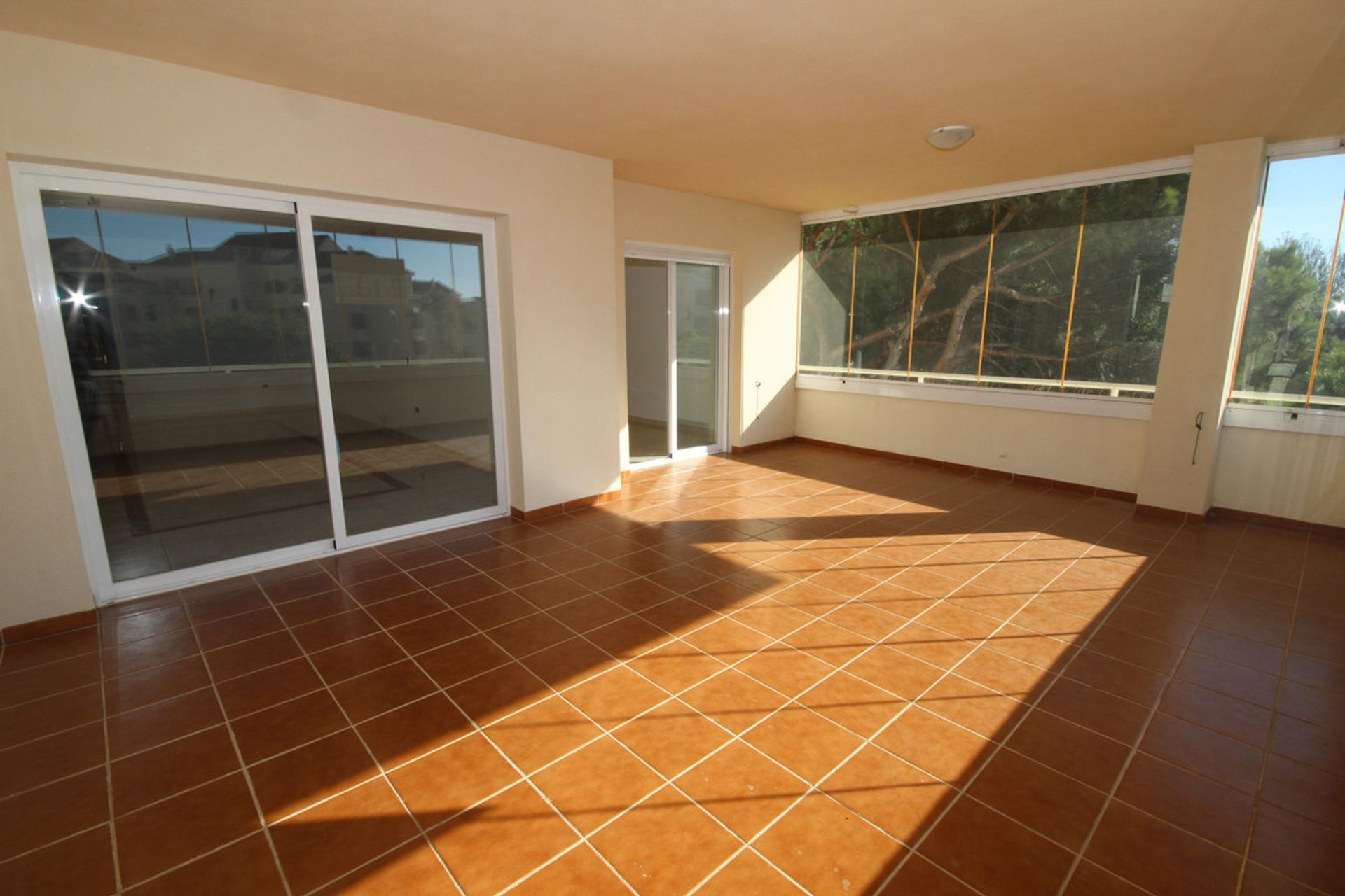 Condominium in Marbella, Andalucía 10716834