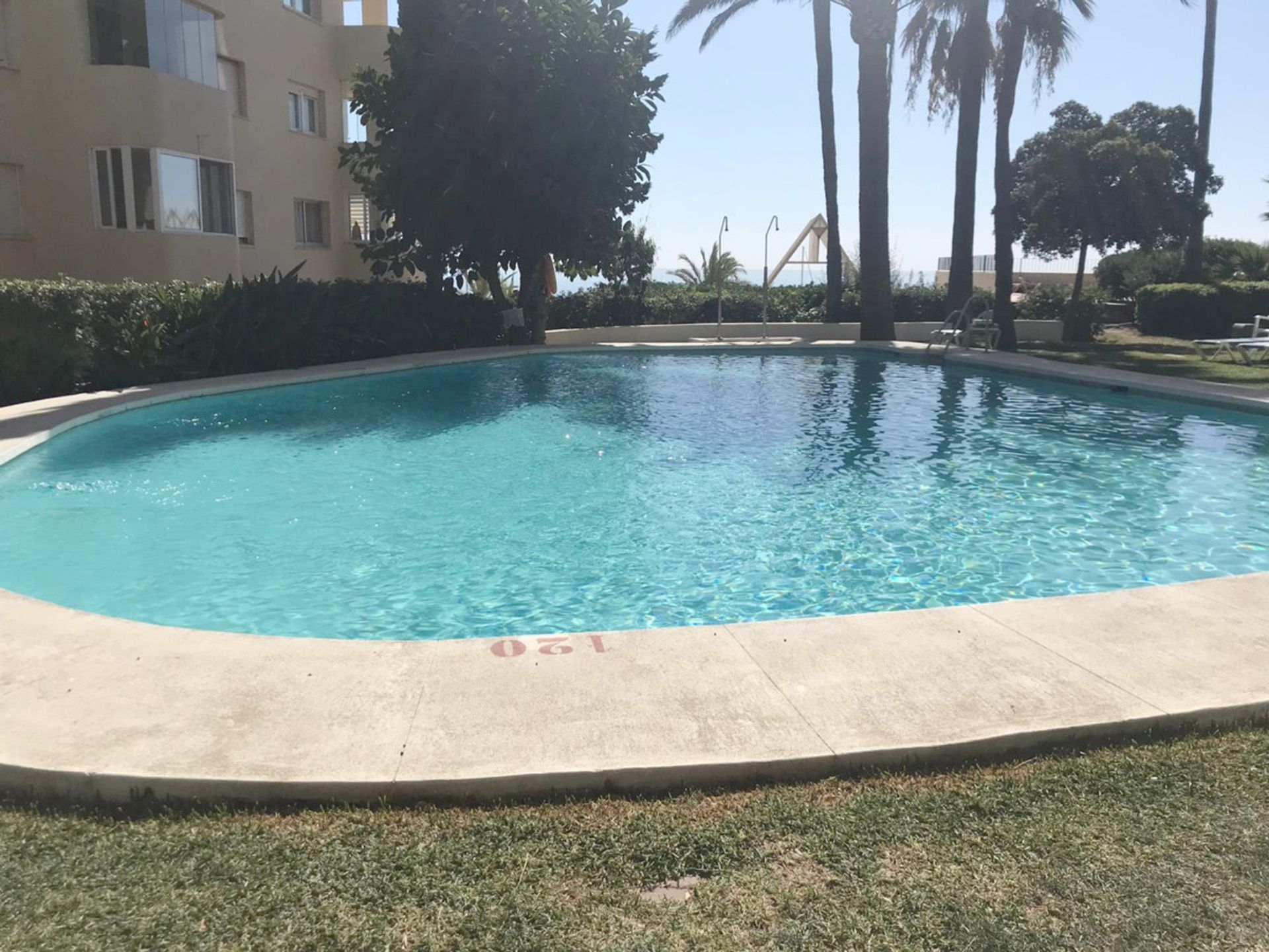 Condominium dans Estepona, Andalousie 10718004