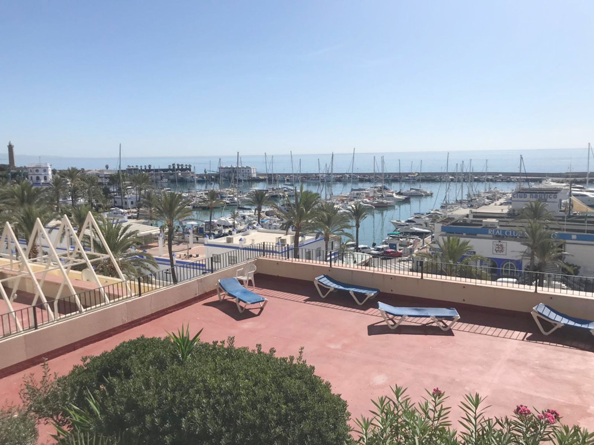 Condominium dans Estepona, Andalucía 10718004