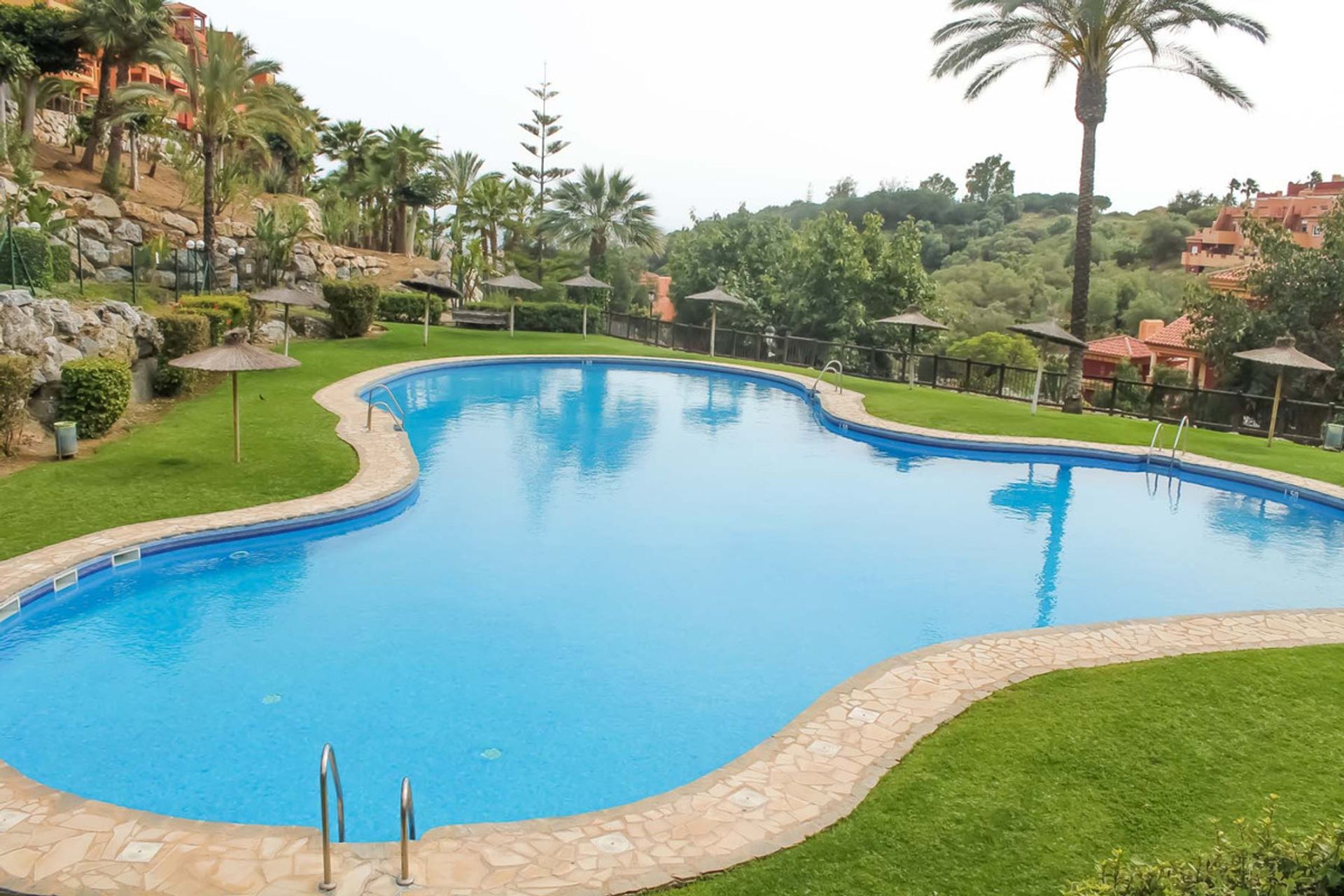 Condominium in Marbella, Andalucía 10718158