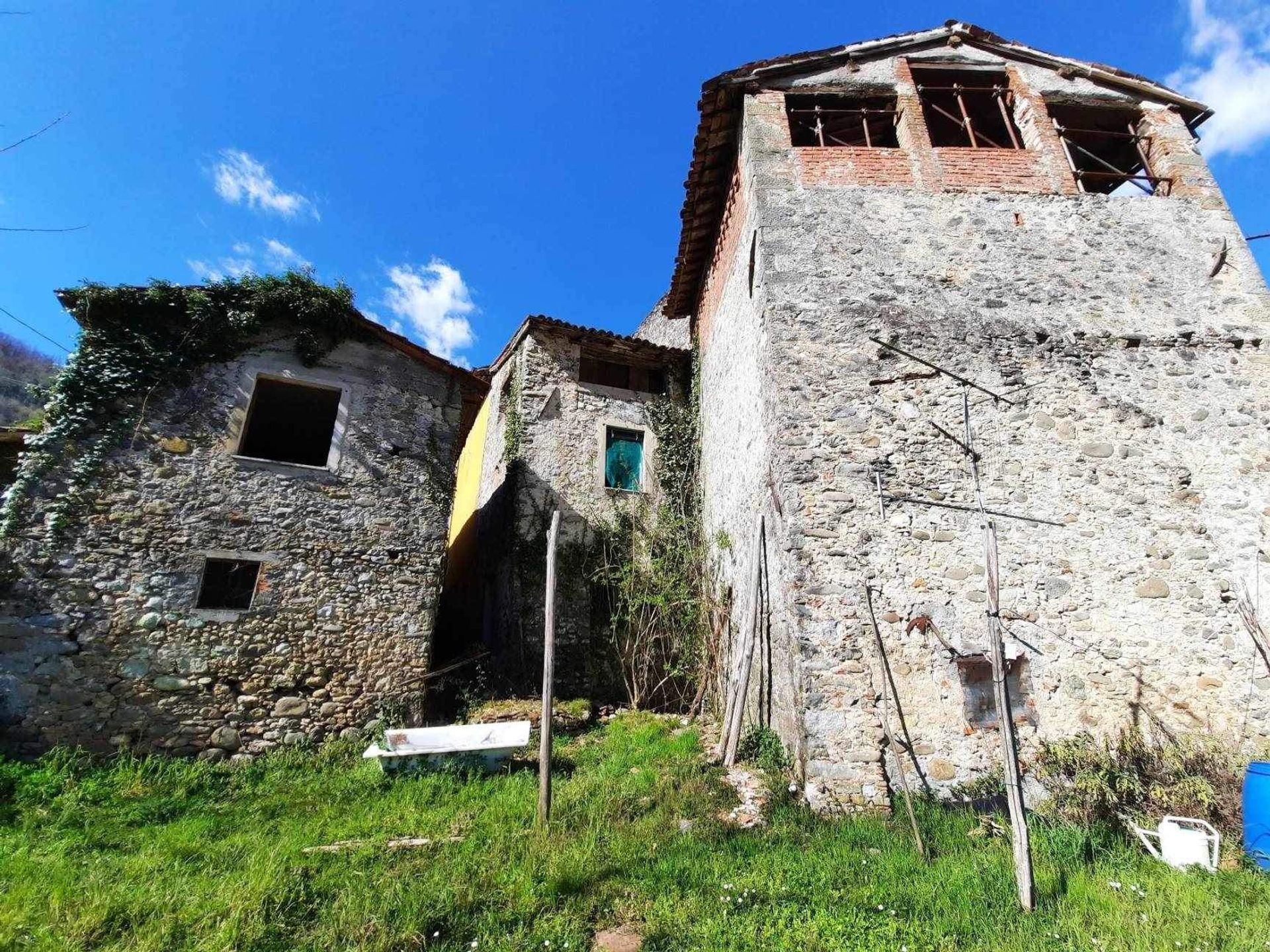 Condominium in Gallicano, Toscana 10719947