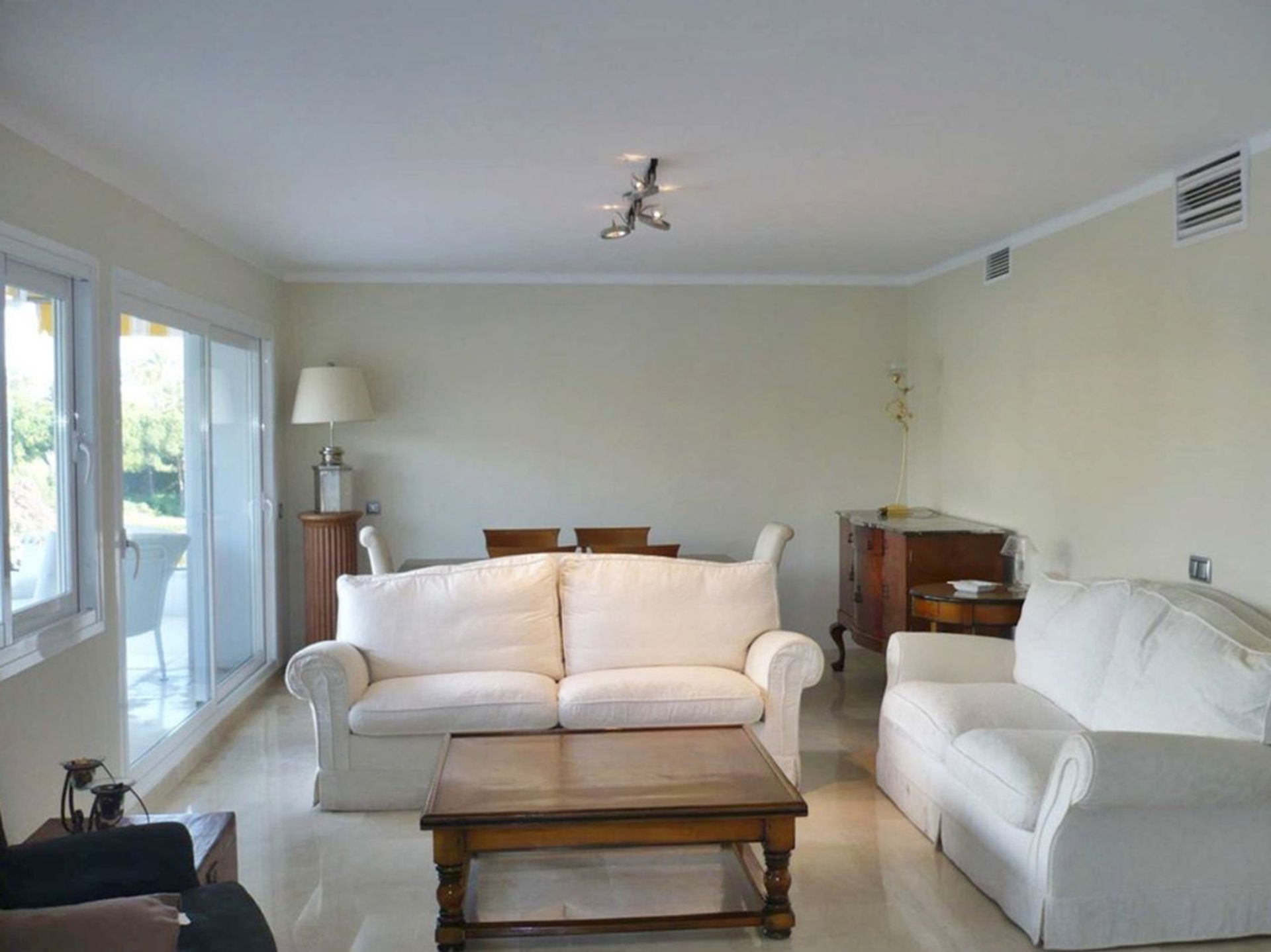 Condominium in Marbella, Andalucía 10720455