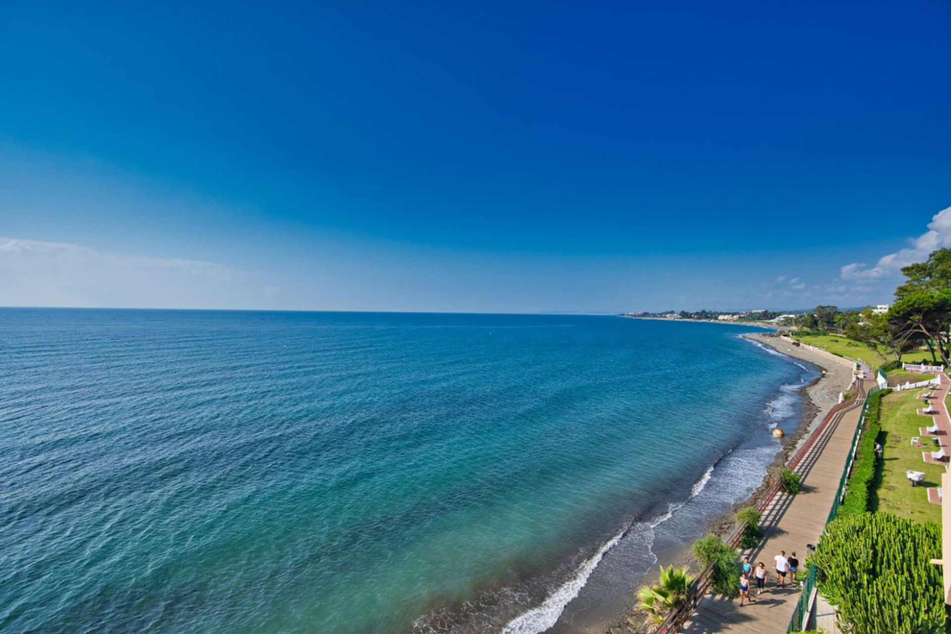 Condominium in Estepona, Andalucía 10723689