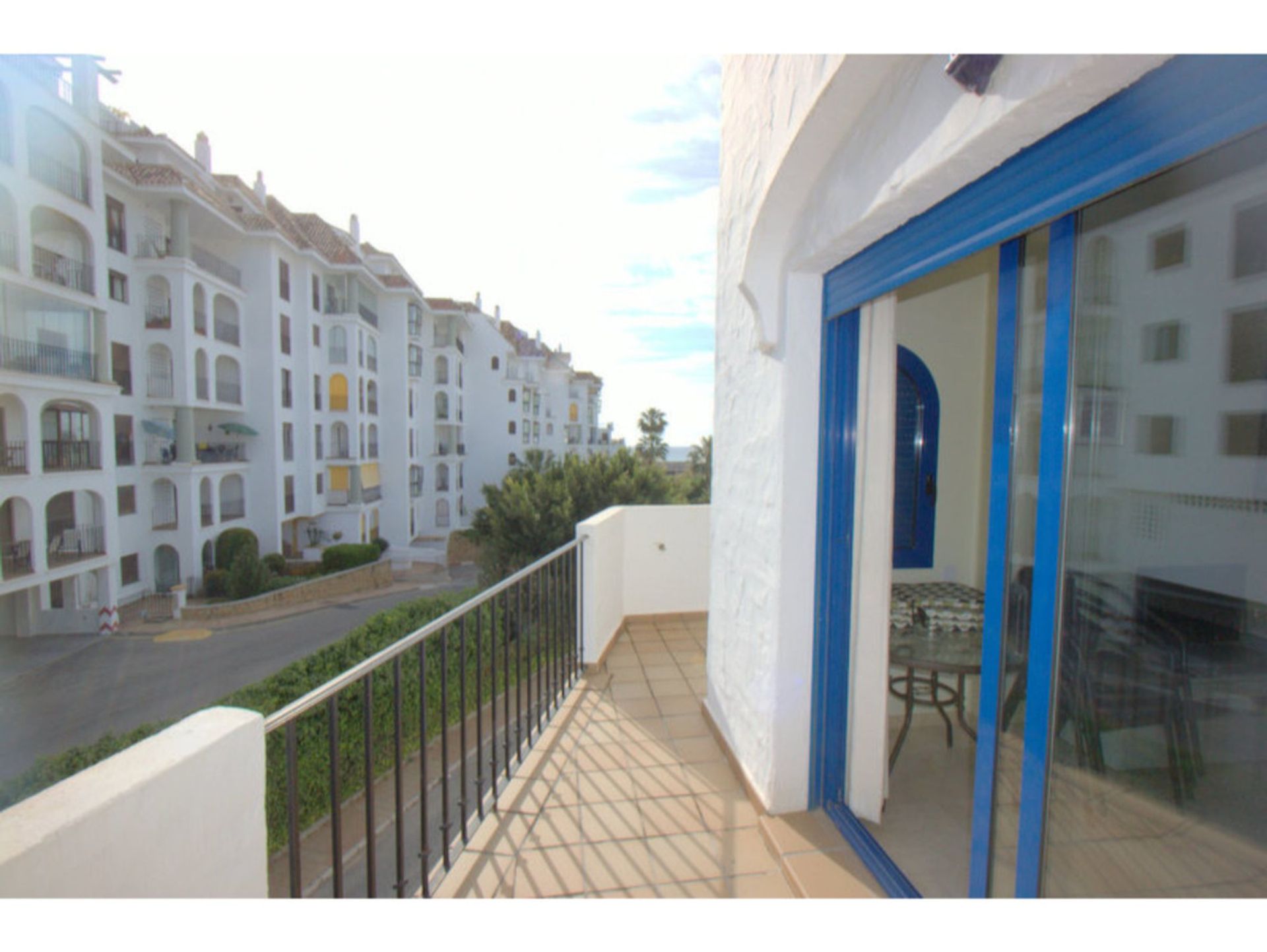 Condominium in La Duquesa, Andalucía 10723912