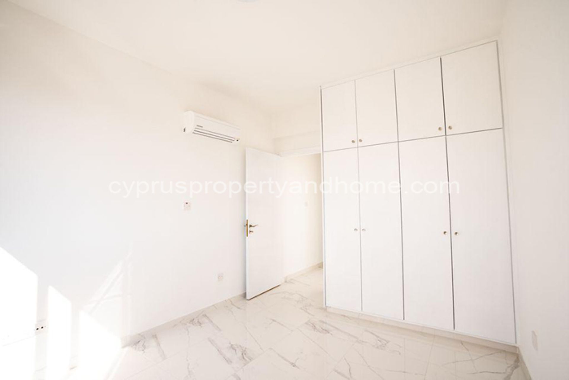 Condominium in Kissonerga, Paphos 10727673