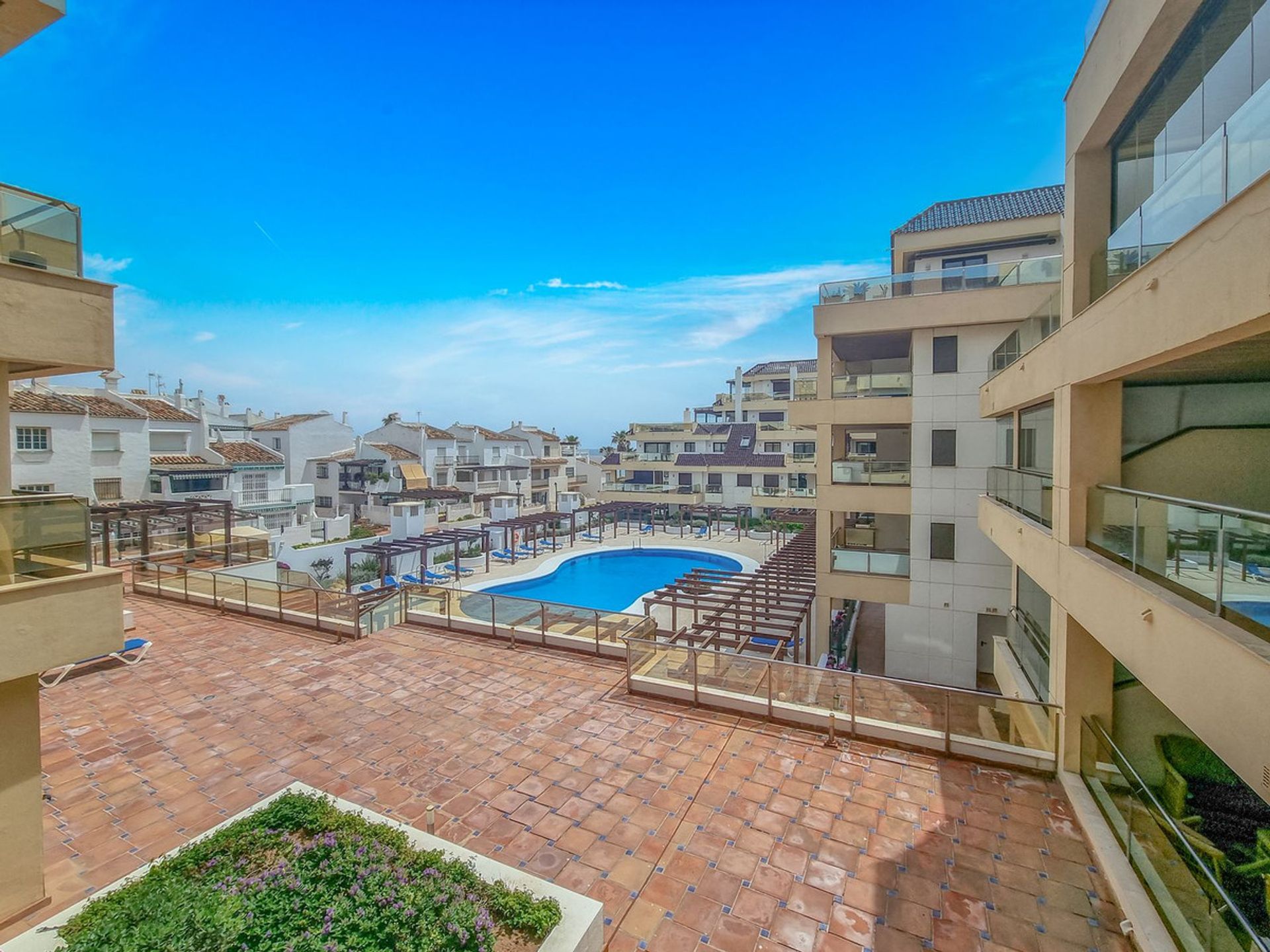 Condominium in La Duquesa, Andalucía 10727972