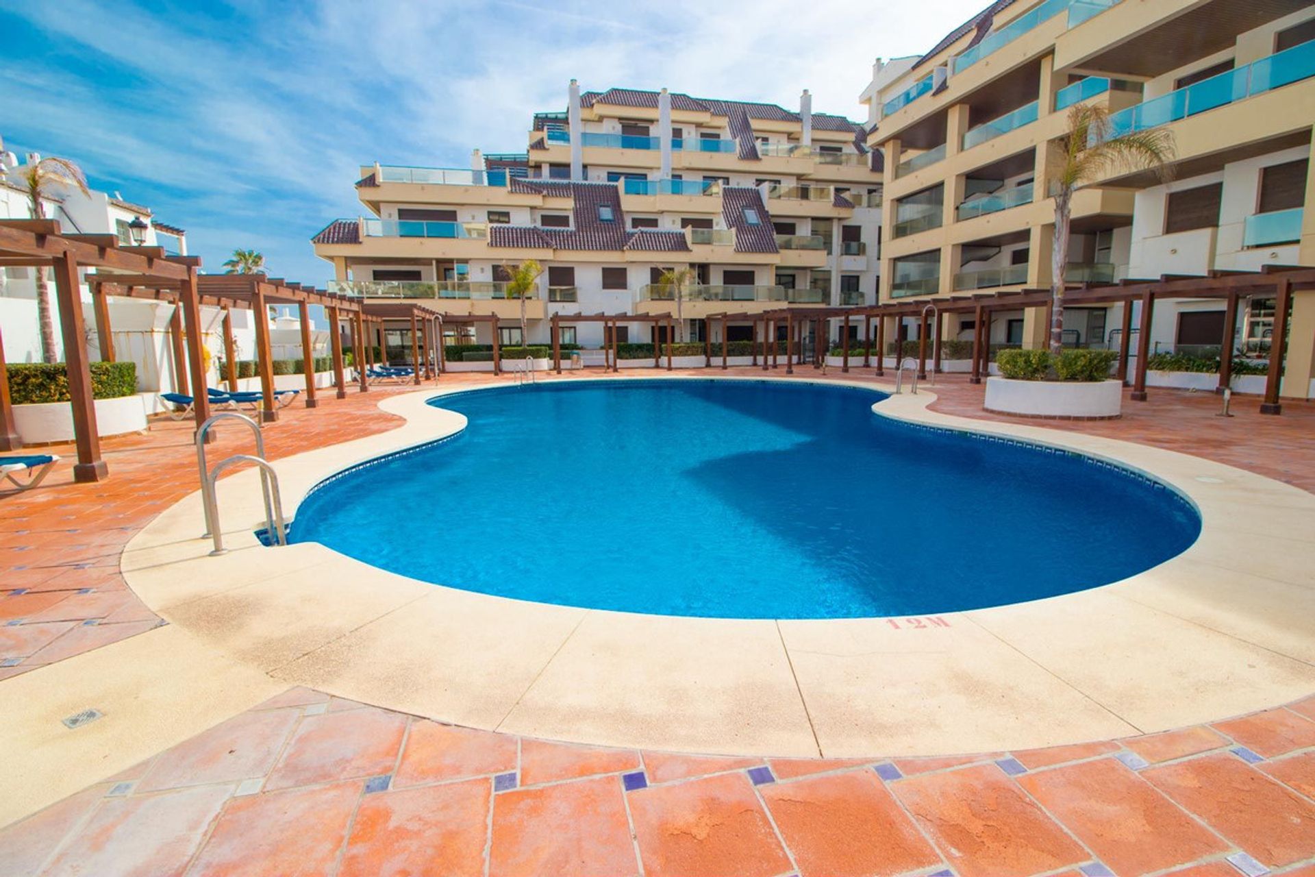 Condominium in La Duquesa, Andalucía 10727972