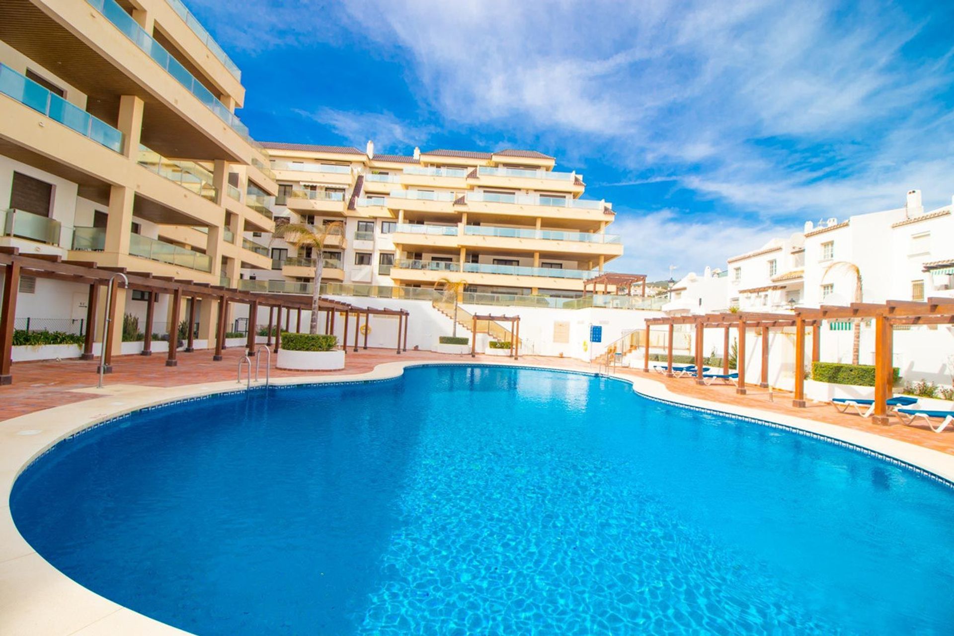 Condominium in La Duquesa, Andalucía 10727972