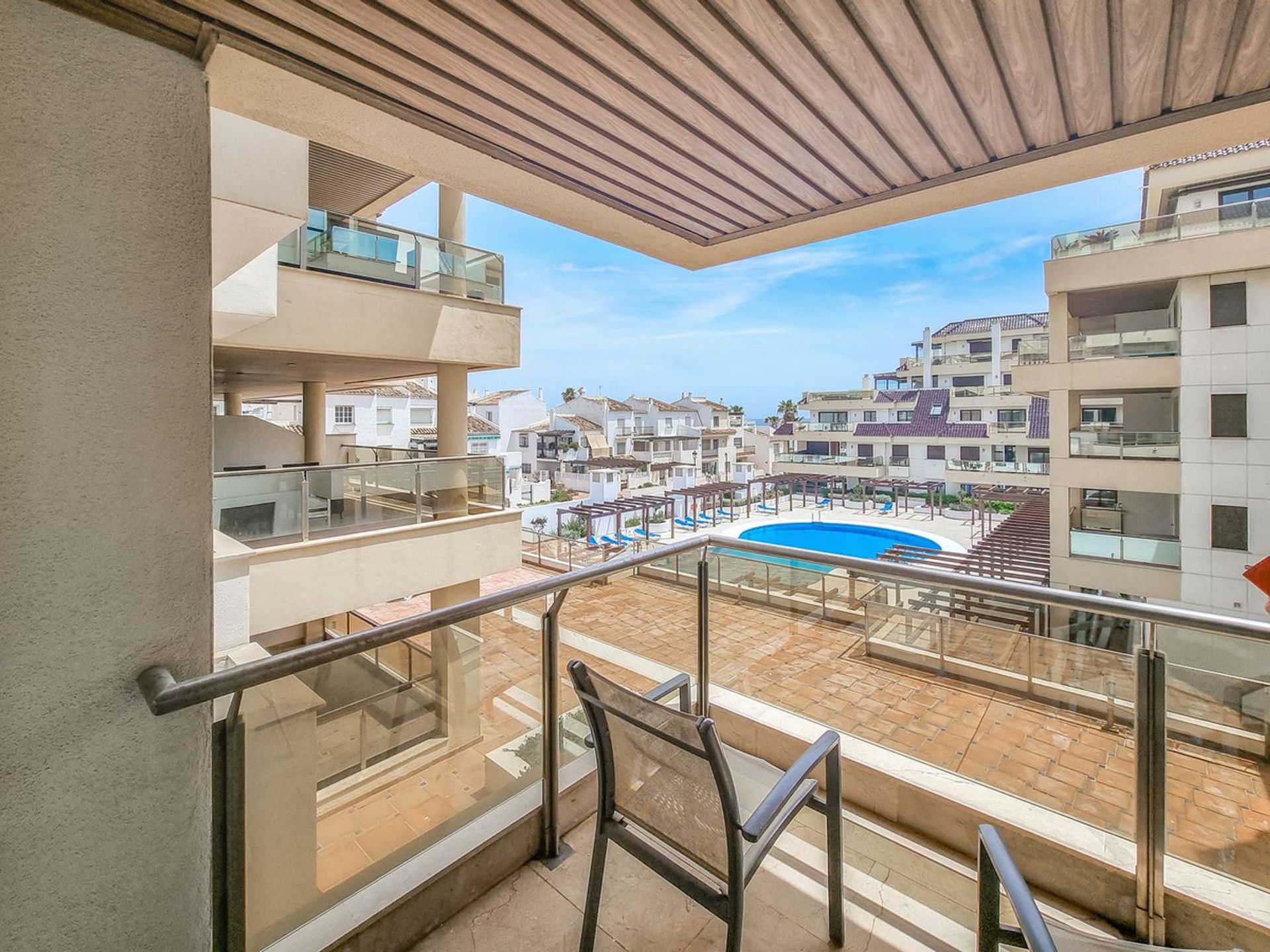 Condominium in La Duquesa, Andalucía 10727972