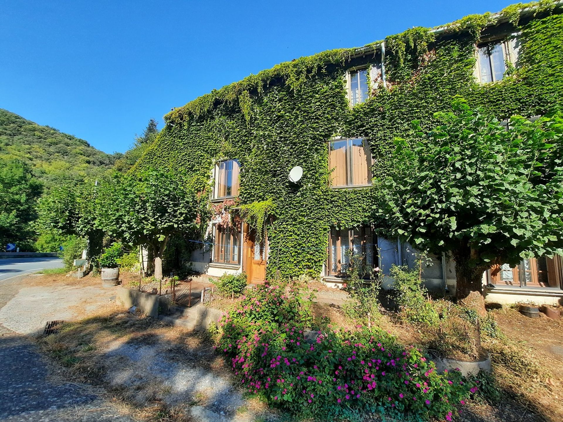 Industriell im Saint-Pons-de-Thomières, Occitanie 10728244