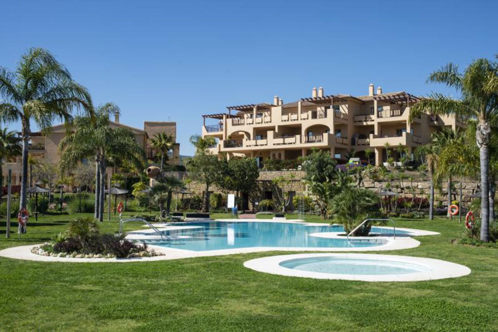 Condominium in Benahavis, Andalusië 10733657