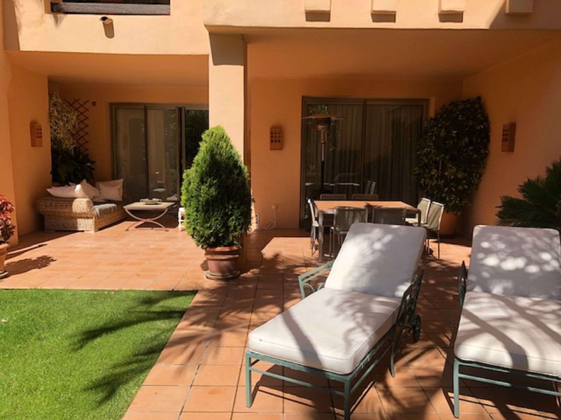 Condominium in Marbella, Andalucía 10735333