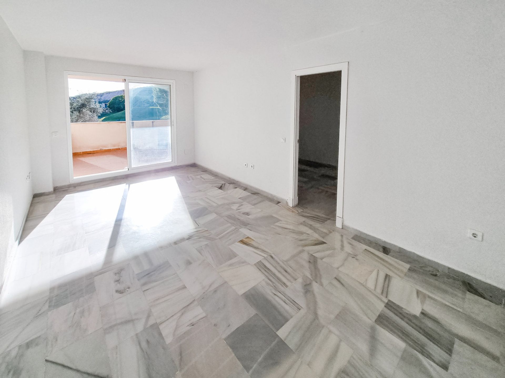 Condominium dans San Luis de Sabinillas, Andalousie 10737582