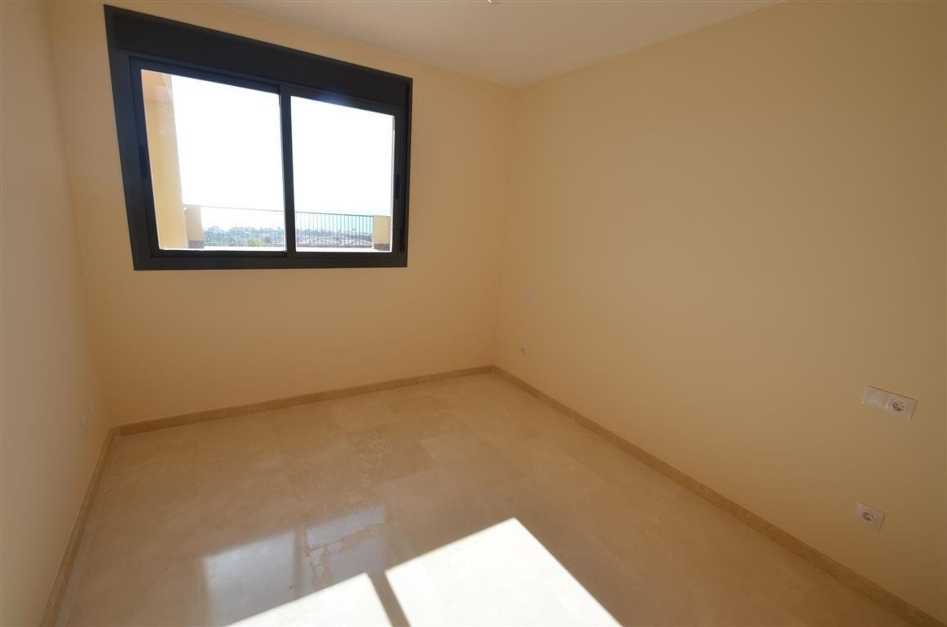 Condominium in San Luis de Sabinillas, Andalusië 10738880