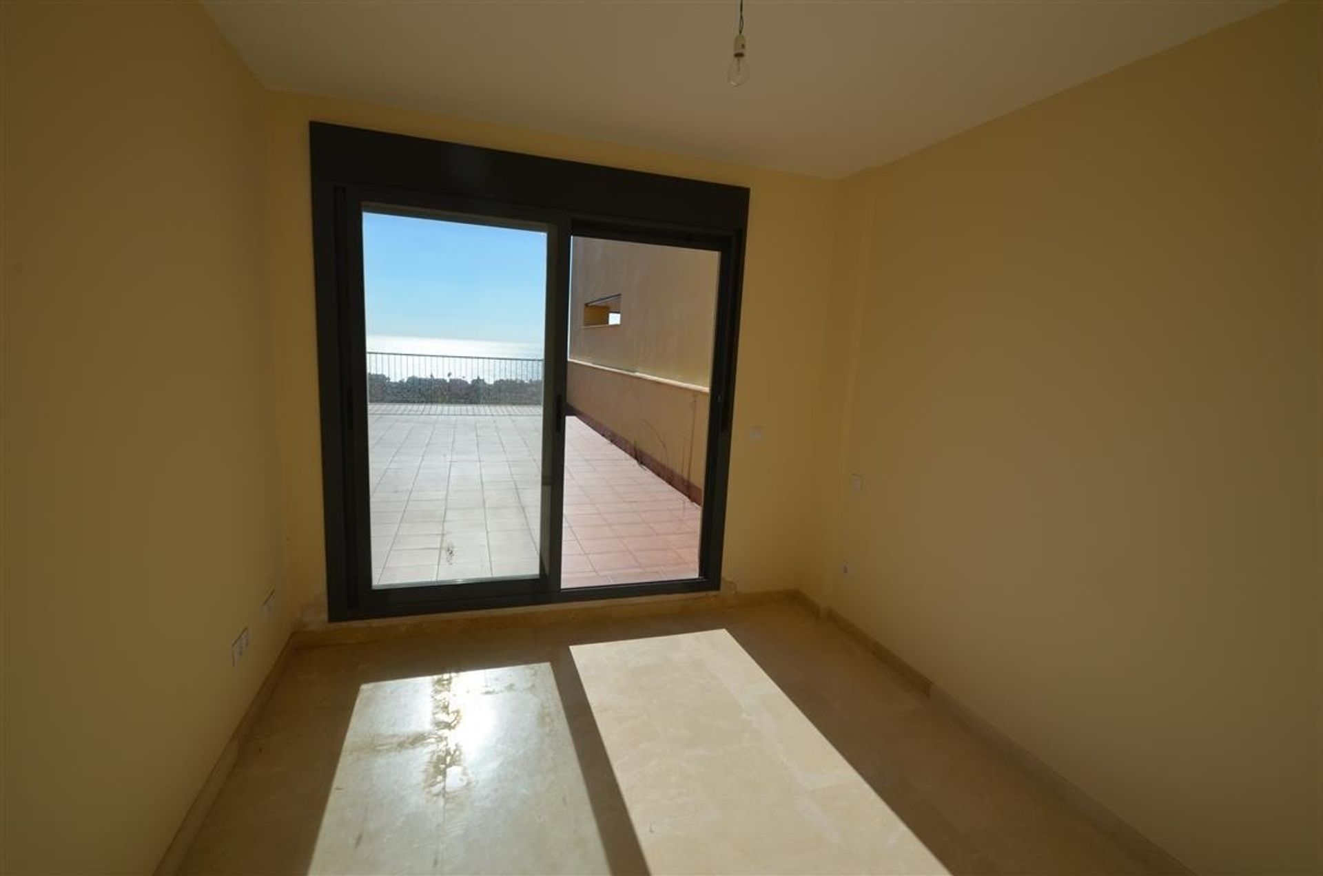 Condominium in San Luis de Sabinillas, Andalusië 10738880