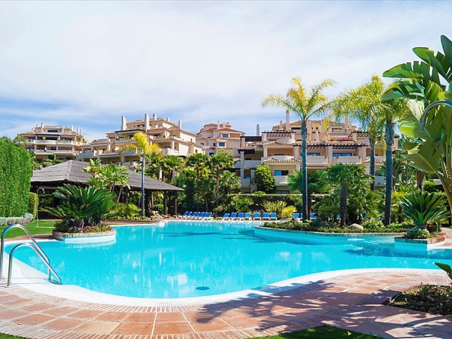 Condominium in Benahavis, Andalusia 10740442