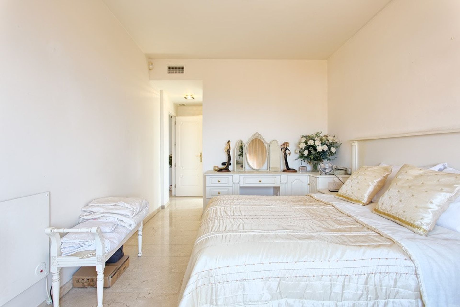 Condominium in Estepona, Andalucía 10743142