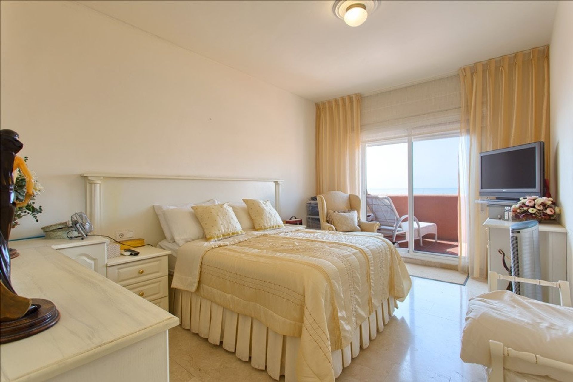 Condominium in Estepona, Andalucía 10743142